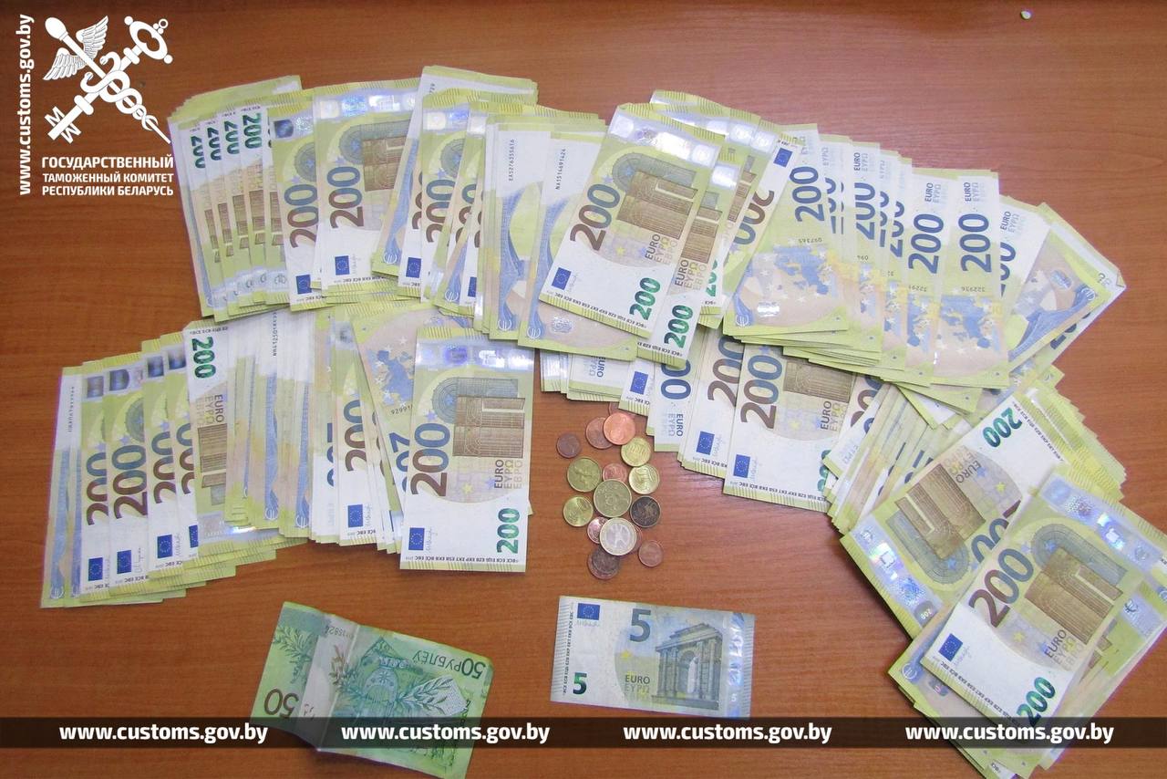 50 тысяч евро намеревалась незаконно ввезти в Беларусь прибывшая из Литвы гражданка, хотя таможенник рекомендовал в случае перемещения суммы свыше 10 тысяч долларов США заполнить пассажирскую таможенную декларацию. 44-летняя белоруска, которая проживает и работает в Германии, следовала на автобусе через пункт пропуска «Каменный Лог». Женщина для пересечения границы выбрала зеленый коридор. На вопрос должностного лица таможни о наличии денежных средств, которые необходимо задекларировать, ответила отрицательно. Позже неуверенно призналась о наличии у нее якобы 10 тысяч евро. При этом в результате таможенного досмотра среди личных вещей гражданки обнаружен конверт, в котором находилось 50 тысяч евро. По факту незаконного перемещения через таможенную границу в крупном размере наличных денежных средств Гродненской региональной таможней в отношении нее возбуждено уголовное дело по ч. 2 ст. 228 УК Республики Беларусь. А санкция статьи предусматривает наказание вплоть до лишения свободы на срок от двух до пяти лет. Незаконно перемещаемые денежные средства изъяты до решения суда.
