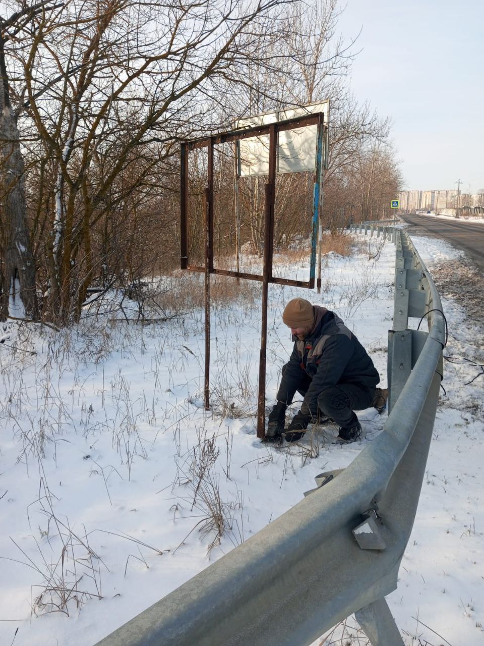 Улицы Тамбова продолжают избавлять от незаконных рекламных конструкций. Сегодня специалисты работали на улице Колхозной и Успенской площади, а также в поселке Строитель и деревне Перикса. Здесь убрали 8 самовольно установленных вывесок, баннеров и щитов.   «Владельцам были выданы требования о том, что нужно устранить нарушения. Но они в положенный срок ничего не сделали, поэтому пришлось привлекать силы Дирекции городского хозяйства. В течение трёх месяцев все конструкции будут храниться на базе муниципального учреждения. Если владелец захочет забрать, ему придётся предоставить необходимые документы и возместить затраты на работы», – отметили в комитете  земельных отношений администрации города Тамбова.   Всего с начала этого года с улиц городского округа убрано 25 незаконных рекламных объектов, из них 12 демонтировано добровольно.