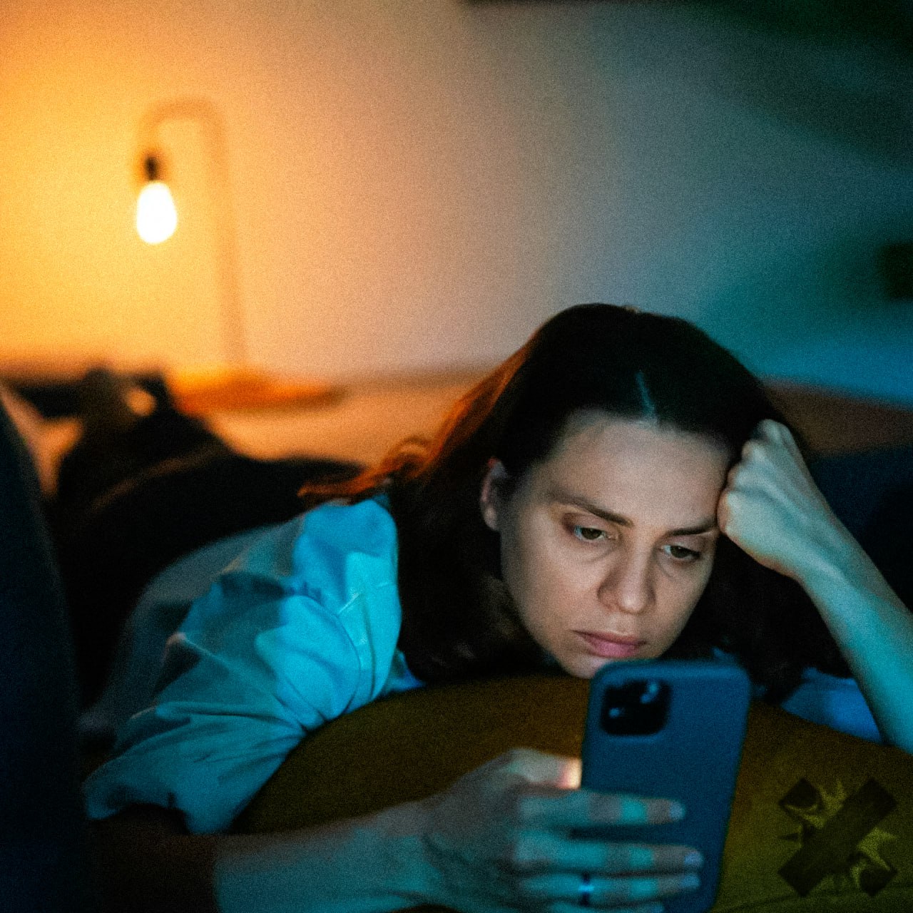 Reels убивают концентрацию и менталку Ученые выяснили что короткие видео усиливают тревожность усугубляют симптомы СДВГ нарушают сон и делают фокусировку на других делах почти невозможной Самое страшное для людей с склонностью к зависимостям наркотики алкоголь азарт рилсы усиливают тягу делая избавление от вредных привычек сложнее ага ещё пару минут постараюсь меньше смотреть НМШ