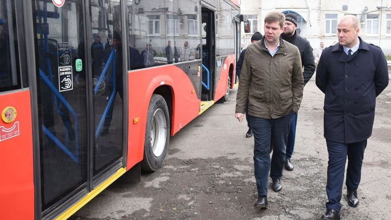 Еще два новых троллейбуса планируют тестировать в Оренбурге В Оренбурге продолжается тестовая эксплуатация троллейбуса Авангард Современный низкопольный транспорт работает на маршруте 4 с конца октября Специалисты в процессе работы оценивают его технические и эксплуатационные характеристики а также то насколько он соответствует требованиям предъявляемым к городскому пассажирскому транспорту По словам врио главы Оренбурга Авангард показывает себя с хорошей стороны И пассажиры и водители отмечают что машина одновременно комфортная и манёвренная На данный момент в городе испытывают два разных троллейбуса В планах запустить на тестирование образцы ещё от двух производителей Среди ключевых достоинств новых троллейбусов наличие запаса автономного хода Они способны проходить участки маршрута без подключения к контактной сети благодаря чему городской электротранспорт становится более гибким и эффективным Важно что преимущества техники будут проанализированы с учётом её работы в холодное время года ВЕСТИ ОРЕНБУРЖЬЯ в telegram в MAX