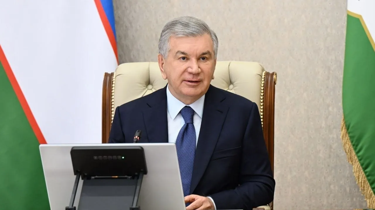 Президент предложил не считать вывески с названием и видом деятельности рекламой Глава государства предложил не относить к рекламе информацию о названии субъекта предпринимательства и виде деятельности размещенную на здании а также отменить практику оформления соответствующих паспортов Шавкат Мирзиёев во вторник ознакомился с презентацией по решению проблемных вопросов волнующих предпринимателей На мероприятии были рассмотрены отдельные вопросы которые негативно влияют на деловую среду и вызывают нарекания со стороны населения и субъектов предпринимательства В частности был обсужден вопрос размещения вывесок и брендовых знаков предпринимателями Отмечалось что согласно действующему порядку в некоторых случаях в качестве рекламы квалифицируются и вывески в которых отражены название предприятия вид деятельности или торговый знак что требует оформления для них отдельного паспорта и внесения соответствующих платежей Президент подчеркнул что это не только создает дополнительную административную нагрузку для предпринимателей но и влияет на узнаваемость торговых и сервисных объектов поток клиентов и выручку Глава государства предложил не относить к рекламе информацию о названии субъекта предпринимательства и виде деятельности размещенную на здании а также отменить практику оформления соответствующих паспортов Также предложено внедрять дизайн требования к размещению рекламы и иных информационных знаков поэтапно с учетом предложений предпринимателей а также упростить порядок размещения собственных торговых знаков на транспортных средствах принадлежащих юридическим лицам ТГ канал uzbekipr