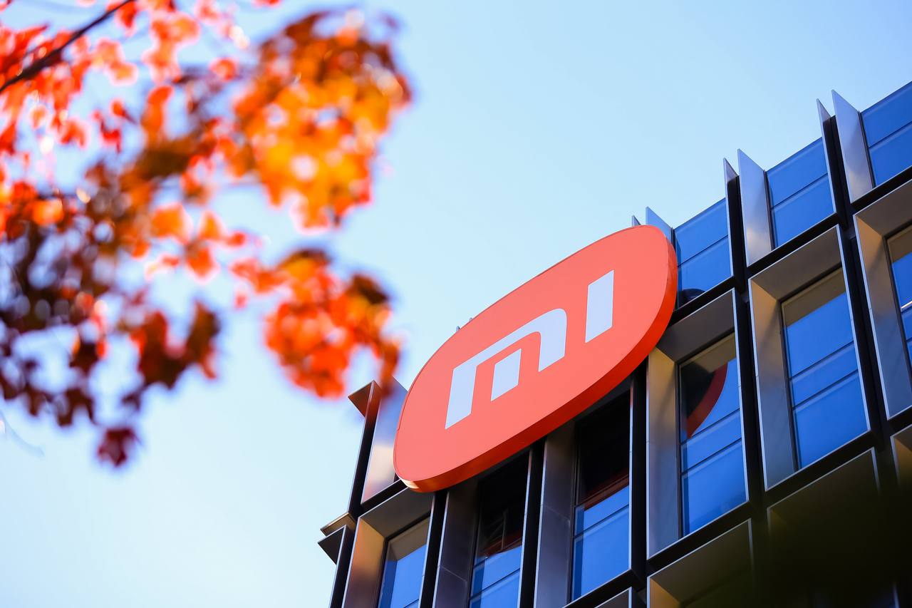 Xiaomi выпустил фен, который высушит волосы всего за минуту  Бренд представил модель Mijia Water Ion с мощным двигателем на 110 000 оборотов в минуту — как у знаменитого фена Dyson.   Еще одна особенность новинки — технология наноионизации для заботы о локонах. Девайс собирает влагу прямо из воздуха, превращает ее в наночастицы воды и насыщает ими волосы. Это помогает глубоко увлажнить их и придать блеск.