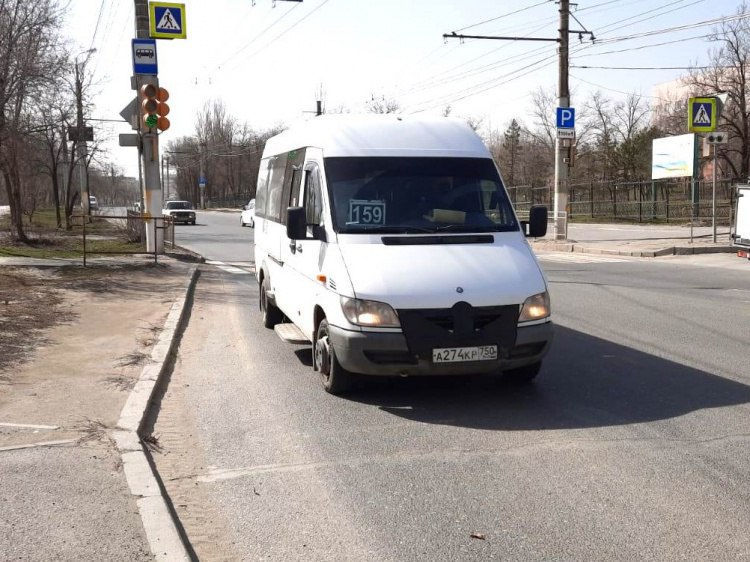 Остановились на полумере: маршруткам из Волжского ограничат передвижение по Волгограду Региональный комитет транспорта утвердил внесение изменений в реестр межмуниципальных маршрутов регулярных перевозок пассажиров и багажа. Поправки затронут многострадальные маршруты, соединяющие областной центр с прилегающими городами, включая Волжский, Краснослободск и Городище. Как оказалось, распоряжение комитета транспорта и дорожного хозяйства было втихаря утверждено еще в марте 2025 года. Согласно документу, с 18 августа половина пригородных маршруток начнут ездить по «урезанной» схеме. Принцип «один номер – два маршрута» коснется, в частности, маршруток № 123Т, 159, 160, 246 и 260, – сообщают «НовостиВолгограда.ру» . Подробнее на Волжский.ру: #ВолжскийРу #волжский #vlz