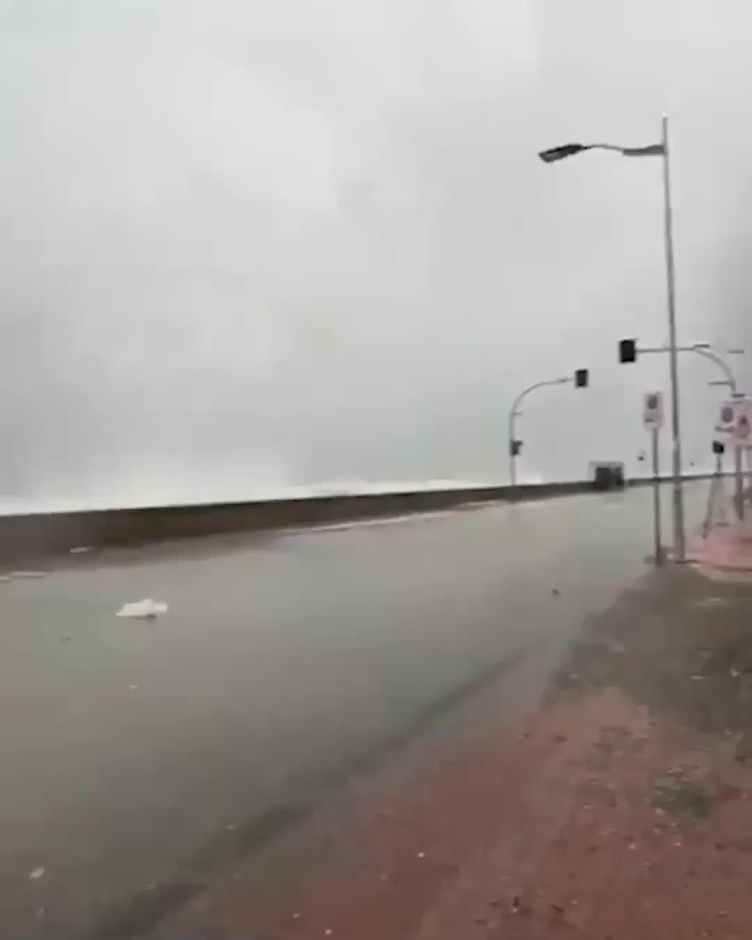 Циклон Гарри вызывает красный уровень опасности на Сицилии и Сардинии