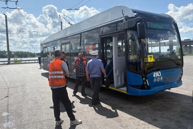 В Барнауле прошел рейд по проверке общественного транспорта На конечных остановках «площадь Спартака» и «Спартак-2». Специалисты комитета по дорожному хозяйству, ГИБДД, Ространснадзора и депутаты проверили санитарное состояние автобусов маршрутов №1, 25, 27, 47, 53, 110, 144 и троллейбуса №7. Об этом сообщает пресс-служба мэрии. В салонах некоторых автобусов нашли грязь, мусор и другие нарушения санитарных норм. Особое внимание уделили документам водителей: путевым листам, лицензиям и соблюдению режима труда и отдыха. Выявлены отсутствие аптечек и табличек «аварийный выход». Проверяли и уровень вредных выбросов, а при их превышении автобус могут остановить. По итогам рейда перевозчикам направили предписания об устранении нарушений. Такие проверки проводятся еженедельно для обеспечения безопасности и комфорта пассажиров. КП Барнаул