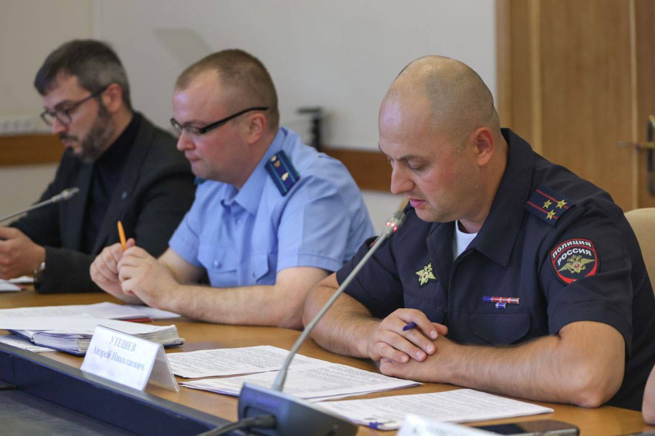 В Калужской области расширяют систему реабилитации для наркозависимых На заседании региональной антинаркотической комиссии под руководством заместителя губернатора Александра Шляпникова и при участии начальника регионального УМВД генерал майора полиции Сергея Никифорова обсуждалось развитие системы помощи наркозависимым в регионе Медико социальная реабилитация в области осуществляется наркологическим диспансером и пятью центрами включенными в социальный реестр За первое полугодие программы реабилитации прошли 151 человек 80 из них успешно завершили лечение Дополнительную поддержку оказывает консультационный центр Координаты трезвости который проводит бесплатные онлайн лекции за два года их посетили около 900 человек Особое внимание уделяется мотивации зависимых к лечению 16 учреждений соцобслуживания работают с семьями оказывая поддержку при различных видах зависимостях В 2024 году патронажную помощь получили более 1000 человек Также ведется работа по судебным решениям о прохождении лучения на сегодня направлен 1841 человек однако 800 из них уклонились от этой обязанности В ходе заседания участники также обсудили меры направленные на профилактику наркомании среди детей и молодёжи в Малоярославецком районе и регионе в целом В муниципалитете регулярно проводятся акции конкурсы и информационные кампании Совместно с Уполномоченными по правам ребенка волонтерам и специалистам наркодиспансера антинаркотической пропагандой охвачено более 9 тысяч подростков В образовательных учреждениях проводится ежегодное тестирование на ранее выявление потребления наркотиков 2024 25 учебном году к группе выского риска отнесены 2 учащихся Данные об этой группе переданы в министерство здравоохранения области для проведения профилактических медицинских осмотров