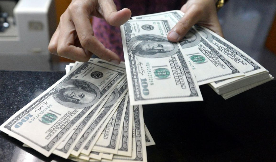 Россияне активно скупают доллары В мае доллары чаще покупали, чем продавали. На долю покупок наличных долларов пришлось 54%, а продаж — 46%. В онлайне же соотношение было 52% против 48%, также в пользу покупок, отметили в Банке Русский Стандарт. Тренд объясняется ежегодным ростом спроса в преддверии сезона летних путешествий в разные страны. Также дело в выгодном курсе доллара, который показал снижение. Наличные евро в минувшем мае, напротив, чаще продавали, чем покупали. На долю продаж евро в офлайне пришлось 63%, а покупок — 37%. При этом безналичные евро чаще покупали, чем продавали — 56% против 44% соответственно. Средний чек конвертации долларов в мае составил 402 доллара, а евро — 413 евро.
