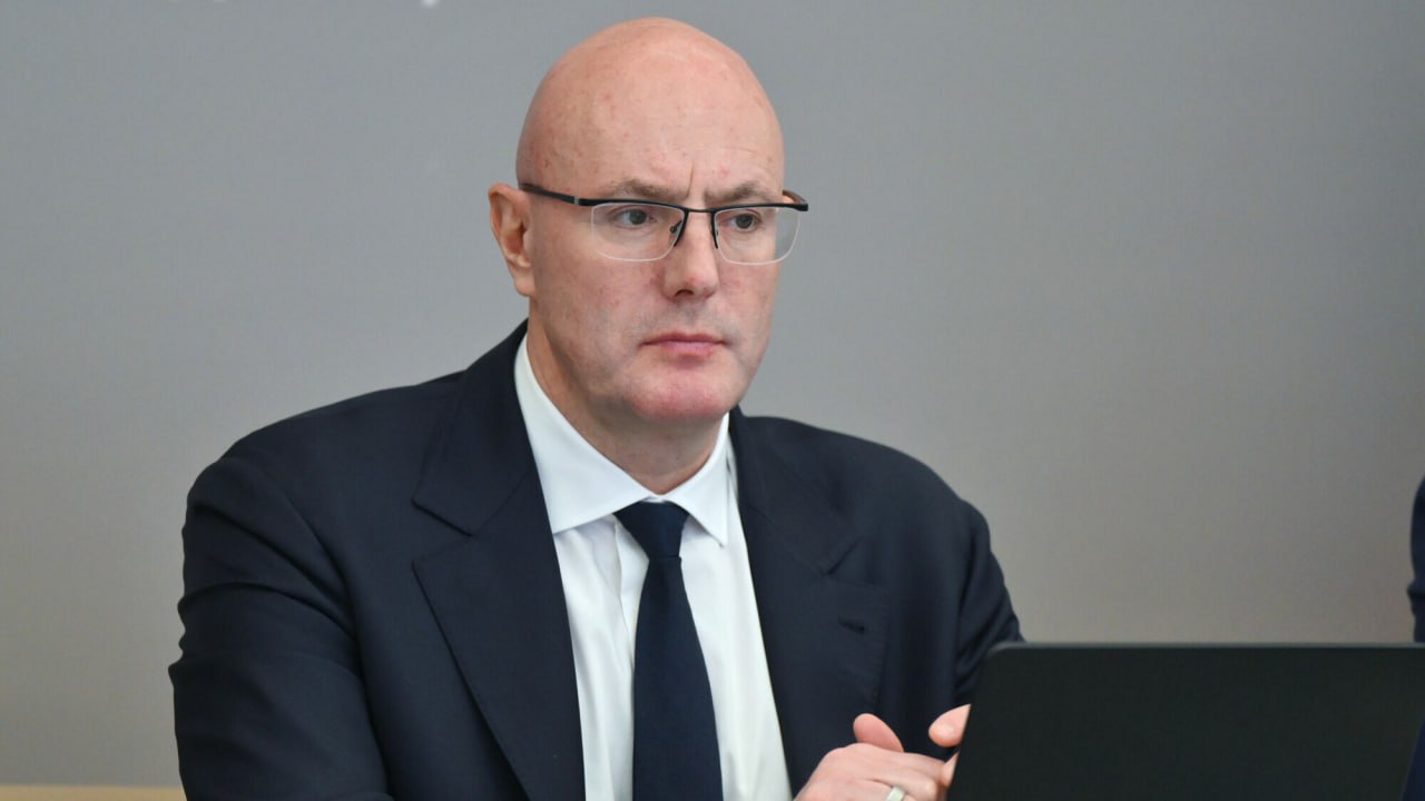 Чернышенко провел заседание оргкомитета международного спортивного форума Россия спортивная держава Форум пройдет в Самаре с 5 по 7 ноября с открытием новых спортивных объектов в регионах и Самарской области В программе 16 спортивных и 49 культурных событий В заседании приняли участие представители Минспорта Минздрава Минпросвещения МИД и ФСБ России а также других заинтересованных организаций и регионов России Дмитрий Чернышенко Как сказал наш президент Владимир Путин форум Россия спортивная держава укрепляет международное сотрудничество дает возможность откровенно общаться по самым разным вопросам Подготовка к форуму в самом разгаре Уже определены основные площадки в гостеприимной Самарской области сформирован проект архитектуры деловой программы Активно идет пригласительная кампания Мы ожидаем представителей регионов России и зарубежных стран Конечно подготовлена обширная спортивная и культурная программа для участников Призываю все заинтересованные ведомства и организации сконцентрироваться на выполнении задач связанных с подготовкой форума Михаил Дегтярев Системная работа с МИДом позволила обеспечить участие иностранных делегаций на уровне министров руководителей спортивных ведомств и национальных олимпийских комитетов Участие подтвердили министры спорта 15 государств В общей сложности уже зарегистрировались 27 иностранных делегаций Пригласительная кампания продолжается и по поручению заместителя председателя правительства Дмитрия Николаевича Чернышенко пригласительная кампания будет дополнительно усилена Кроме того будет проведена анонсирующая кампания в зарубежных СМИ news matchtv РИА Новости Кристина Кормилицына