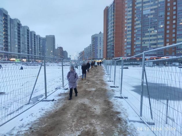 Погода превратила в каток дорогу в сторону метро в Мурино. Аттракцион был недолгим  В соцсетях публикуют видео, как жители Мурино добирались до станции метро "Девяткино". Пока одни шли по льду, держась за ограждения, другие вспомнили детство и пытались скатиться вниз.    Горожане перед выходом из дома советовали брать ледоступы или ледянки. Саму дорогу сравнили с трассой горнолыжного курорта. Рекомендовали и  выбирать альтернативный путь через бульвар Менделеева.   В администрации Муринского поселения 47news сообщили, что дорогу обработали еще около половины десятого утра.   Территория ранее была передана под строительство автомобильной дороги. Администрация Мурино направила обращение об устранении гололеда подрядной организации, которая ведет строительные работы.    предоставлено администрацией  Муринского поселения   Паблик «ДТП и ЧП   Санкт-Петербург   Питер Онлайн   СПб»