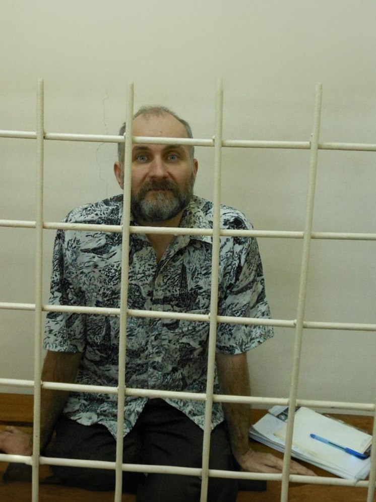 Нижегородского маньяка Анатолия Москвина делавшего кукол из трупов маленьких девочек могут выпустить на свободу уже через месяц По данным Shot его готовят к выписке Телеграм канал сообщает что психиатрическая больница 2 где Москвин находится на принудительном лечении с 2012 года подготовила пакет документов для передачи дела в суд Цель подачи документов выписка больного и передача его под опеку родственников ввиду установленной судом недееспособности У Москвина диагностирована параноидальная шизофрения За годы лечения его состояние значительно ухудшилось он почти не передвигается самостоятельно речь стала медленной а зрение сильно упало Напомним Анатолий Москвин был задержан в 2011 году В его квартире обнаружили более 26 мумифицированных тел детей которых он на протяжении многих лет выкапывал из могил Против него было возбуждено уголовное дело по статье о надругательстве над телами умерших и местами их захоронения Москвина признали невменяемым MK RU Как в Волгу глядели