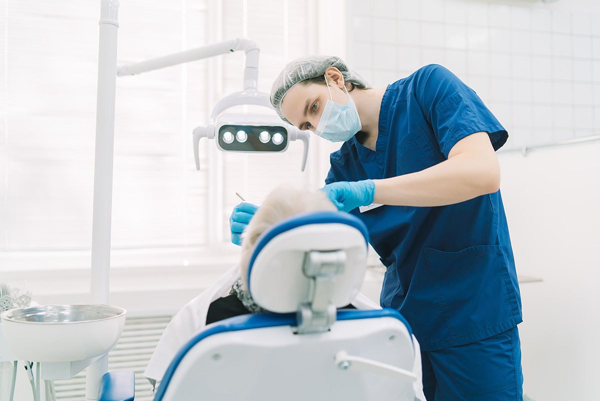 В Кировской области ветеранам СВО стало доступно бесплатное протезирование зубов На сегодняшний день в регионе действует 45 мер поддержки для участников СВО и их семей  Помимо комплексной реабилитации психологической и высокотехнологичной помощи в Территориальной программе госгарантий с марта текущего года предусмотрено бесплатное зубное протезирование для ветеранов боевых действий из числа участников СВО  Фондом Защитники Отечества был проведен опрос участников СВО который выявил что 102 ветерана нуждаются в зубопротезировании На сегодняшний день 61 человек уже завершили протезирование зубов 38 человек проходят предварительное лечение Эта мера поддержка реализуется за счет средств регионального бюджета так как не входит в программу ОМС Для организации этого вида помощи кировские пациенты обращаются в Кировский клинический стоматологический центр пациенты из районов области в ЦРБ