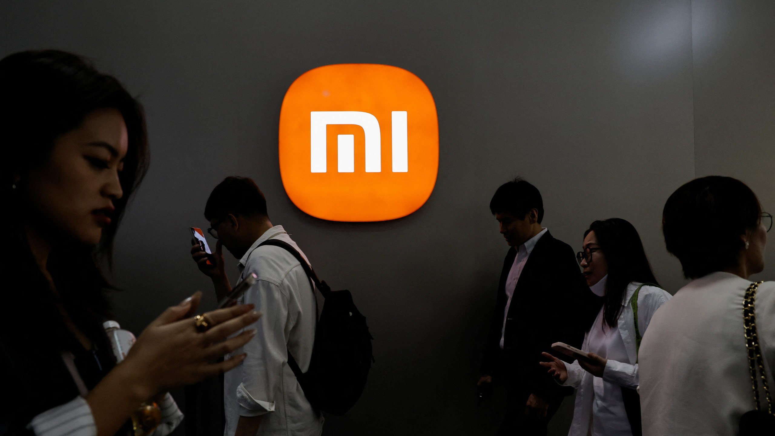 Больше не топ за свои деньги продукты Xiaomi подорожают Такое заявление сделал президент компании Лу Вейбинг сославшись на дефицит чипов памяти Из за небывалого спроса на высокопроизводительную память для дата центров производители переориентируют производство выпуская меньше чипов для смартфонов и подобных устройств Вейбинг уточнил что даже повышение цен на продукцию компании не сможет компенсировать столь резкий дефицит памяти rozetked me news 42828