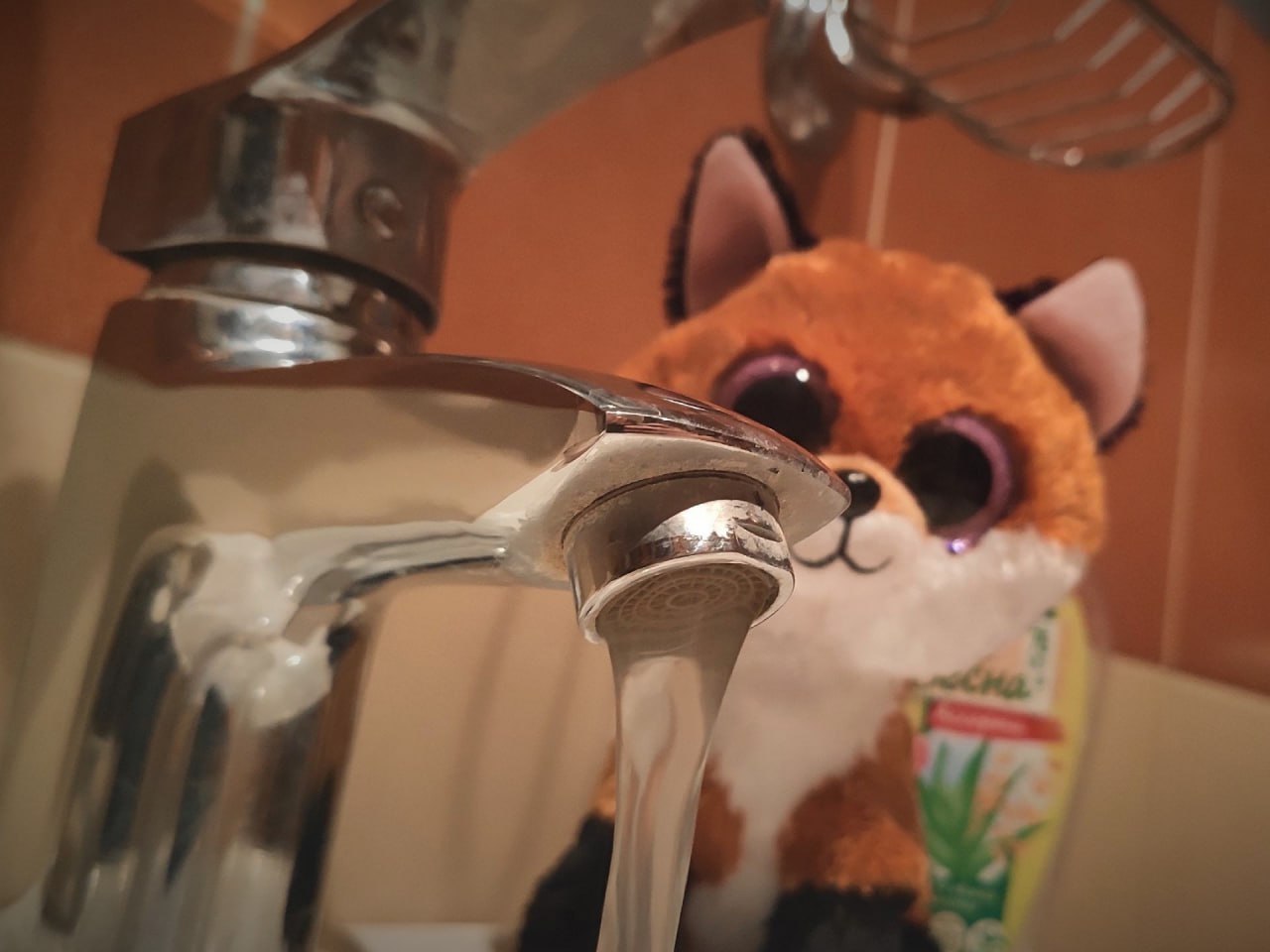 В РВК Архангельск прокомментировали ситуацию с водой в городе Архангельский водоканал сообщил о ключевом этапе масштабной программы по модернизации водоснабжения областной столицы За последние два дня предприятие выполнило комплекс работ по переключению потребителей со старого магистрального водовода тысячника на новый более надёжный кольцевой водовод диаметром 630 мм Для обеспечения надежных связей между сетями были отремонтированы и заменены 15 задвижек на разных направлениях В процессе переключения и настройки нового оборудования возможны кратковременные колебания давления Также может временно ухудшиться цветность и прозрачность воды возможно появление песчаных вкраплений Это нормальный процесс при запуске новых магистралей и ситуация быстро нормализуется Мы ведем постоянный мониторинг давления в сетях и оперативно реагируем на все обращения Каждое сообщение от жителей отрабатывается адресно специалисты выезжают на место проводят промывку сетей проверяют оборудование и выполняют необходимые работы В предприятии также напомнили о работе круглосуточной горячей линии по телефону 61 00 00