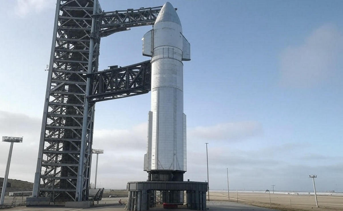 Илон Маск ускоряет темп SpaceX готовится к последнему запуску Starship V2 11 й миссии после которой компания перейдет на новую версию Starship V3 с двигателями Raptor 3 Обновленная конструкция повысит надежность и обеспечит полную многоразовость возврат поимку с помощью Mechazilla и повторное использование ускорителя и корабля Starship V3 сможет выводить на орбиту более 100 тонн что снизит стоимость миссий и увеличит частоту запусков Несмотря на возможные сложности SpaceX рассчитывает продемонстрировать многоразовость уже в следующем году Тем временем Федеральное управление гражданской авиации США завершило слушания по запуску Starship с космодрома Кеннеди Решение ожидается после экологической оценки Также SpaceX успешно провела огневое испытание ускорителя Super Heavy участвовавшего в восьмом полете еще один шаг к повторному использованию Перекус