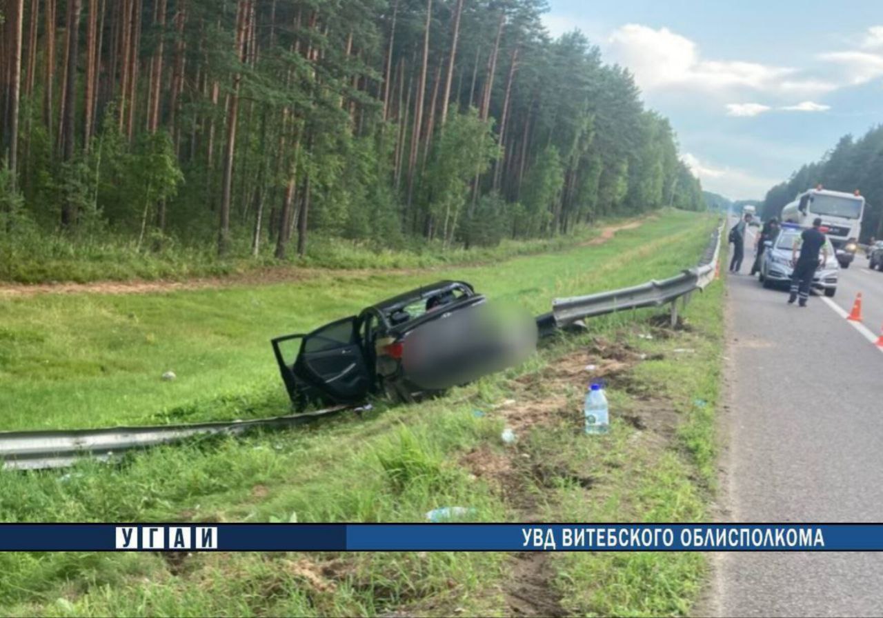 ДТП в Докшицком районе: пострадали водитель и пассажир   Авария произошла сегодня около 16:50 на 99-м километре автодороги М-3 "Минск - Витебск".  По предварительной информации, 27-летний водитель автомобиля Hyundai Аccent не справился с управлением и съехал с проезжей части, где совершил наезд на дорожное ограждение.   В результате ДТП водитель и пассажир получили телесные повреждения и были госпитализированы.  По факту ДТП проводится проверка.   Уважаемые участники дорожного движения! Будьте предельно внимательны и осмотрительны на дороге!   Госавтоинспекция в очередной раз напоминает о необходимости неукоснительного соблюдения ПДД всеми участниками дорожного движения!