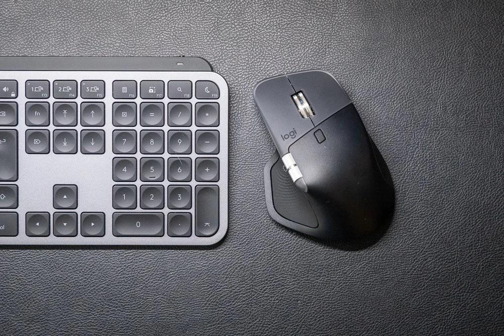 Мышки и клавиатуры Logitech по всему миру парализовало Миллионы пользователей периферийных устройств Logitech по всему миру сегодня негодуют мыши и клавиатуры перестали работать в связке Mac Проблема кроется в сертификате разработчика В ночь на 7 января у компании Logitech истёк срок сертификата Apple Developer Certificate для приложения Logi Options что привело к поломке аксессуаров на Mac В некоторых случаях периферия просто перестала работать например на моделях MX Master 3S 4 а на клавиатурах MX Keys слетели пользовательские хоткеи и прочие настройки Удаление и повторная установка приложения не помогают решить проблему Разработчики Logitech уже в курсе ситуации и занимаются её устранением В качестве временного решения вы можете сменить дату на 4 января чтобы ваша мышь или клавиатура возобновила адекватную работу iguides