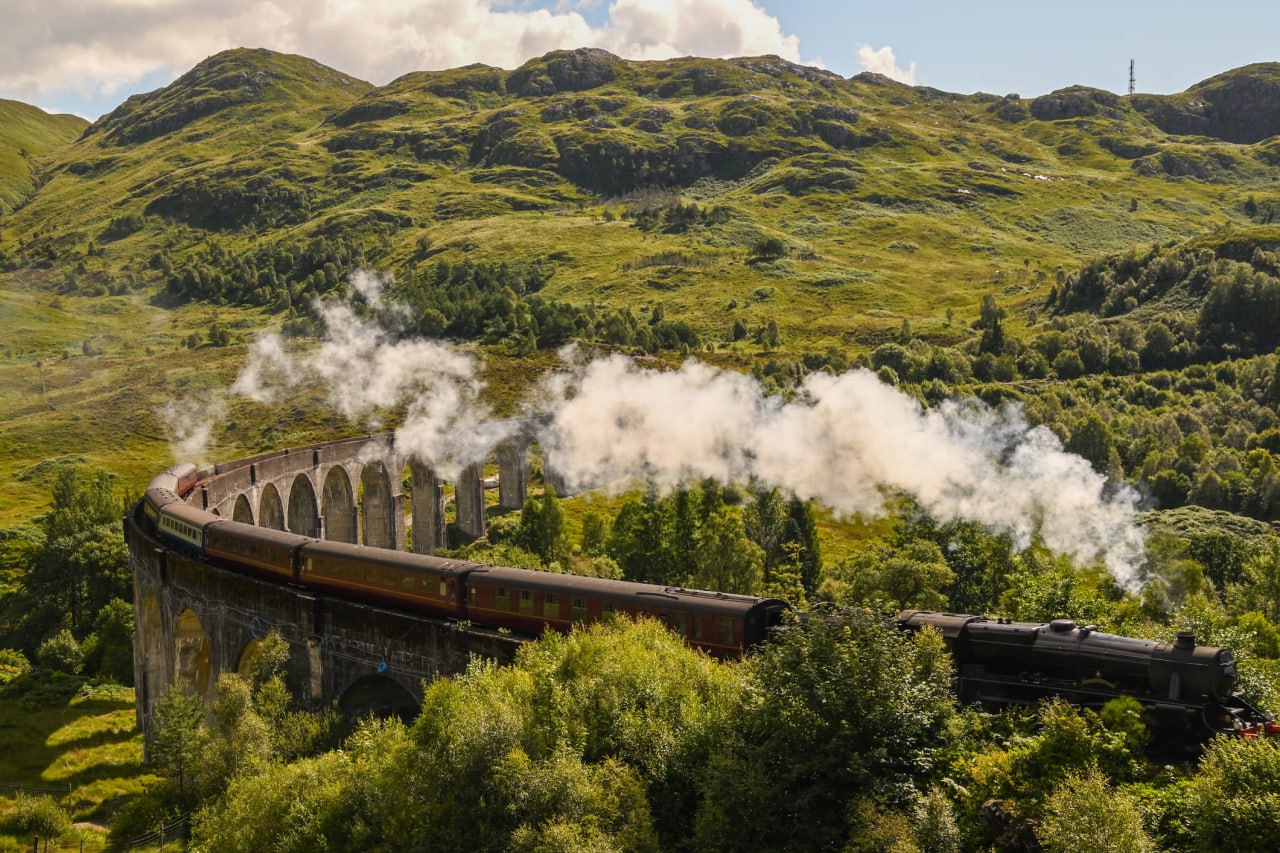 Якобитский экспресс известный как Хогвартс экспресс из фильмов о Гарри Поттере находится под угрозой закрытия из за финансовых проблем Локомотивом ежегодно пользуются около 70 тыс пассажиров Его маршрут проходит от Форт Уильяма до портового города Маллайг В конце 2023 года суд обязал компанию владельца установить центральные замки на двери вагонов Владельцы поезда отмечали что внедрение новых мер может обойтись в 7 млн фунтов стерлингов более 735 млн рублей Компания West Coast Railways которая продает билеты на маршрут заявила что рассматривает все варианты и еще не утвердила официальное расписание на этот год Больше новостей в Daily News