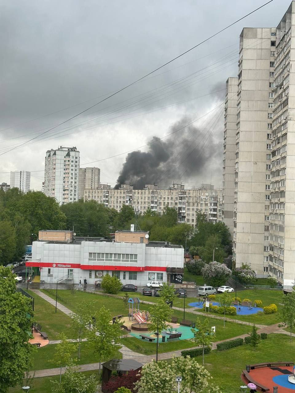 В жилом доме на улице Полбина произошел крупный пожар, начавшийся с горения балкона на первом этаже и распространившийся вверх. Люди просят о помощи, на место происшествия выехали пожарные.