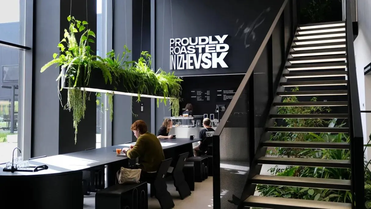 Российский спешелти обжарщик Tasty Coffee привлек инвестиции от холдинга Восток Инвестиции в обмен на 20 компании узнал Forbes Сумма сделки не раскрывается но опрошенные эксперты оценивают её в диапазоне от 1 до 2 6 млрд рублей Tasty Coffee основали братья Михаил и Артем Шаровы в Ижевске в 2008 году Выручка компании за 2025 год достигла 10 млрд рублей почти на 50 больше чем годом ранее Долг нулевой Компания обжаривает около 7200 т кофе в год и по собственным оценкам занимает около 5 российского рынка кофе в зернах Привлеченные деньги пойдут на расширение производства переход на полностью собственный импорт и развитие новых каналов продаж Подробности на сайте Forbes Фото DR