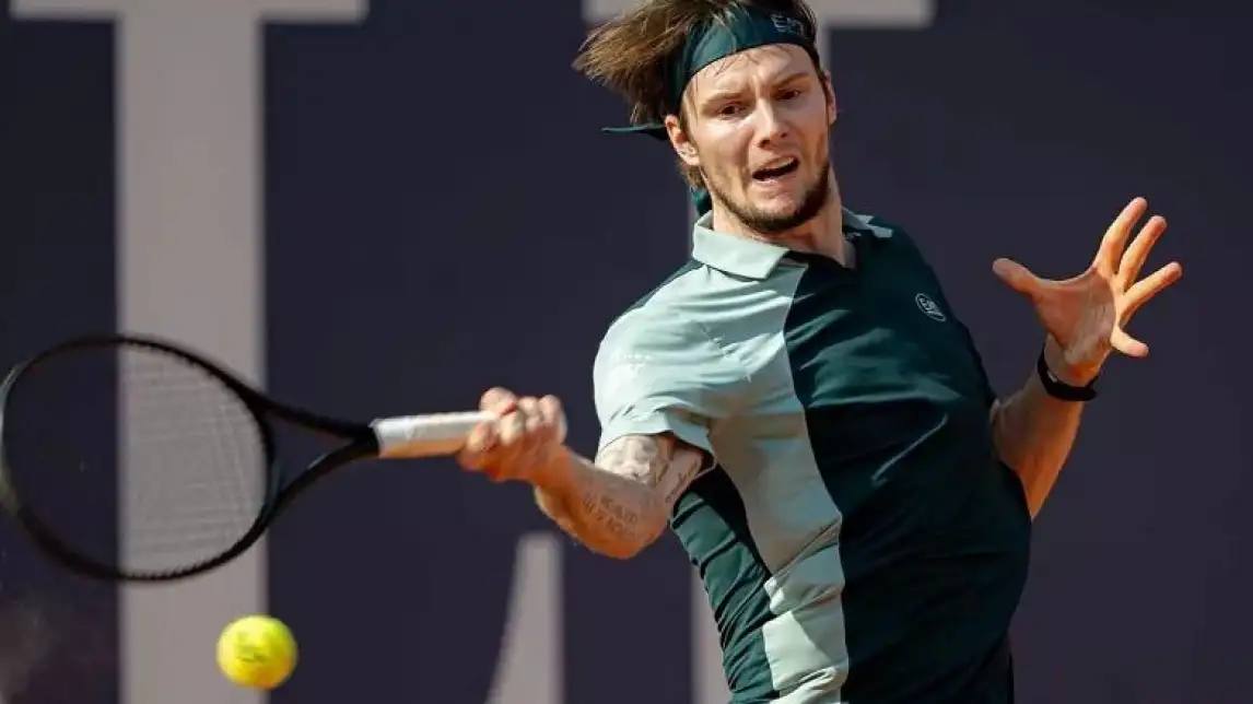 Александр Бублик без проблем вышел во второй круг US Open 2025 Казахстанский теннисист Александр Бублик с победы стартовал на Открытом чемпионате США На старте турнира он обыграл хорвата Марина Чилича со счётом 6 4 6 1 6 4 Матч продолжался 1 час 50 минут В следующем круге казахстанец сыграет с победителем матча Лоренцо Сонего Италия Тристан Скулкейт Австралия Матчи основной сетки US Open в мужском одиночном разряде пройдут с 24 августа по 7 сентября Общий призовой фонд в мужском одиночном разряде составляет 90 млн Действующим чемпионом является Янник Синнер t me SPORTARENAKZ
