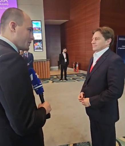 В столице Индии городе Нью Дели начал свою работу Российско индийский бизнес форум Сбалансированная торговля Общий рост в котором принимает участие делегация ТМХ во главе с генеральным директором компании членом Бюро Союза машиностроителей России Кириллом Липой Форум приурочен к государственному визиту Президента России В В Путина в Республику Индию Мероприятие посвящено вопросам углубления промышленной кооперации реализации совместных проектов взаимодействия в сфере высоких технологий Перед началом открывающей форум стратегической сессии Кирилл Липа рассказал журналистам о работе российско индийского совместного предприятия которое готовится к запуску серийного производства и обслуживания современных электропоездов Он напомнил что продукция совместного предприятия которое базируется на территории Индии станет во многом уникальной Во первых поезда с распределенной тягой будут оснащаться спальными местами Во вторых узлы и агрегаты электропоездов должны будут соответствовать повышенным требованиям к влагозащите и температурной стойкости обусловленным особенностями местного климата Со временем индийские мощности смогут быть использованы не только для нужд государственных и частных заказчиков из Индии но и для развития экспорта из Индии в третьи страны Перспективными рынками могут стать страны Юго Восточной Азии Африки и Латинской Америки Подписаться на MAX