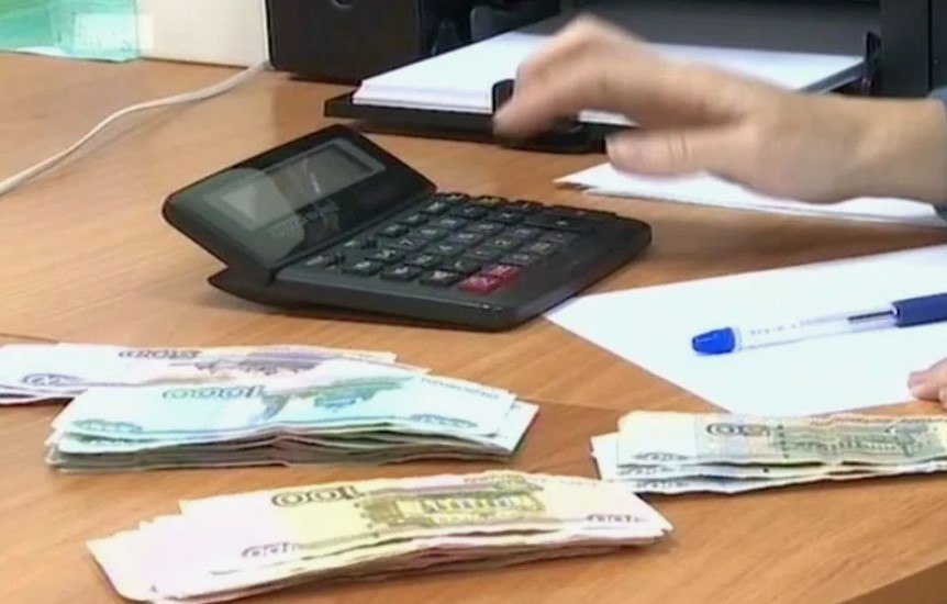 На Ставрополье гендиректор предприятия задолжал работникам более 6 млн рублей В Невинномысске генеральный директор предприятия обвиняется в невыплате заработной платы 20 работникам. Сумма долга составила более 6 миллионов рублей, сообщили в краевом управлении СКР. Установлено, что гендиректор имел возможность своевременно выплачивать работникам зарплату. Однако деньги расходовались им на хозяйственные нужды и расчеты с контрагентами. Уголовное дело возбуждено по материалам прокуратуры Невинномысска. С утвержденным обвинительным заключением оно направлено для рассмотрения в суд. На данный момент задолженность работникам погашена в полном объеме.