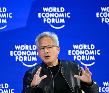 Глава NVIDIA Хуанг заявил что для развития технологий ИИ потребуются триллионы долларов Выступая на Всемирном экономическом форуме генеральный директор корпорации NVIDIA Дженсен Хуанг заявил что для развития технологий ИИ потребуются триллионы долларов По словам руководителя стремительное развитие ИИ способствует крупнейшей волне создания новой инфраструктуры в истории человечества речь идет о новых дата центрах и не только