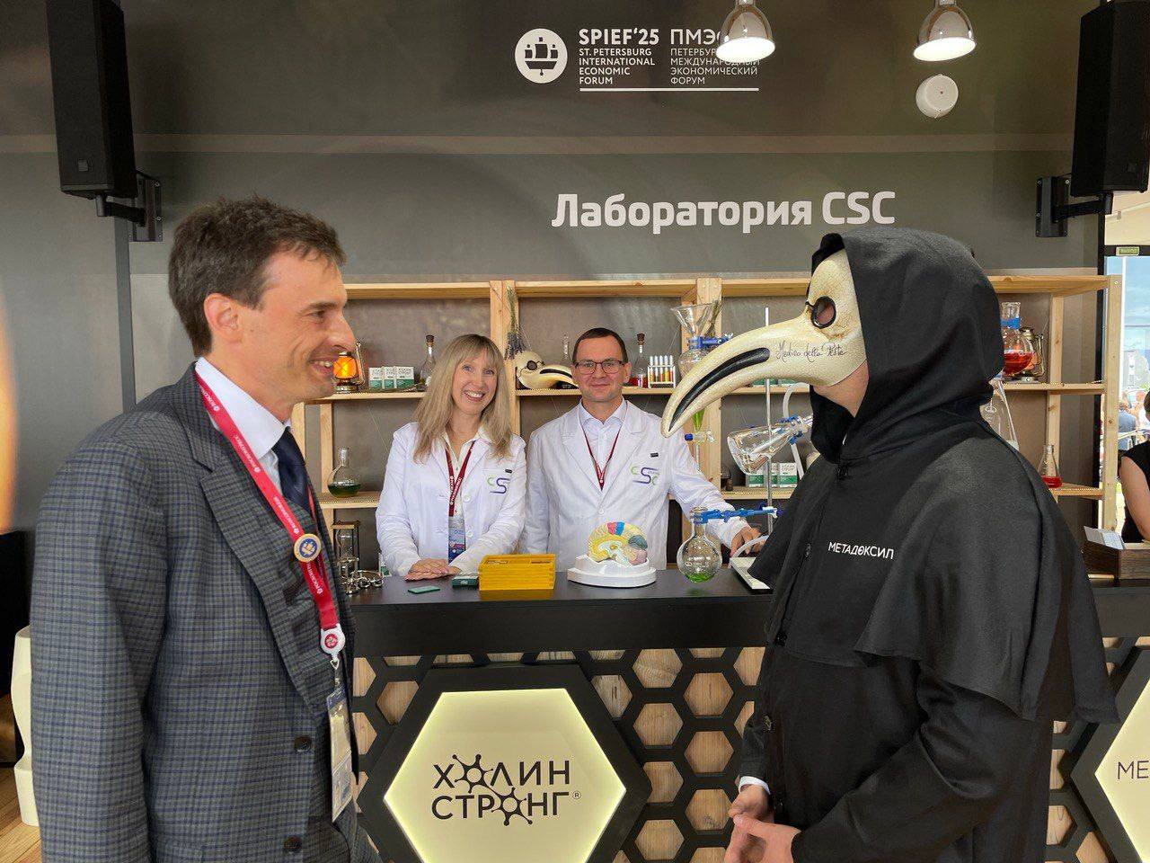 Промилле под контролем: на ПМЭФ-2025 замеряют уровень алкоголя у гостей В этом году на форуме особенное внимание уделяют вопросам здоровья. В зоне форума «ВиноГрад» сотрудники лаборатории CSС замеряют уровень алкоголя в крови: гости проходят экспресс-тест и получают консультацию у профессионалов по вопросам употребления алкоголя в эти насыщенные дни. Чумные доктора в венецианских масках ненавязчиво напоминают: удовольствие — это хорошо и важно. Но в меру. «Вечер был тяжёл. А я — нет.» Метадоксил лечит последствия успеха.