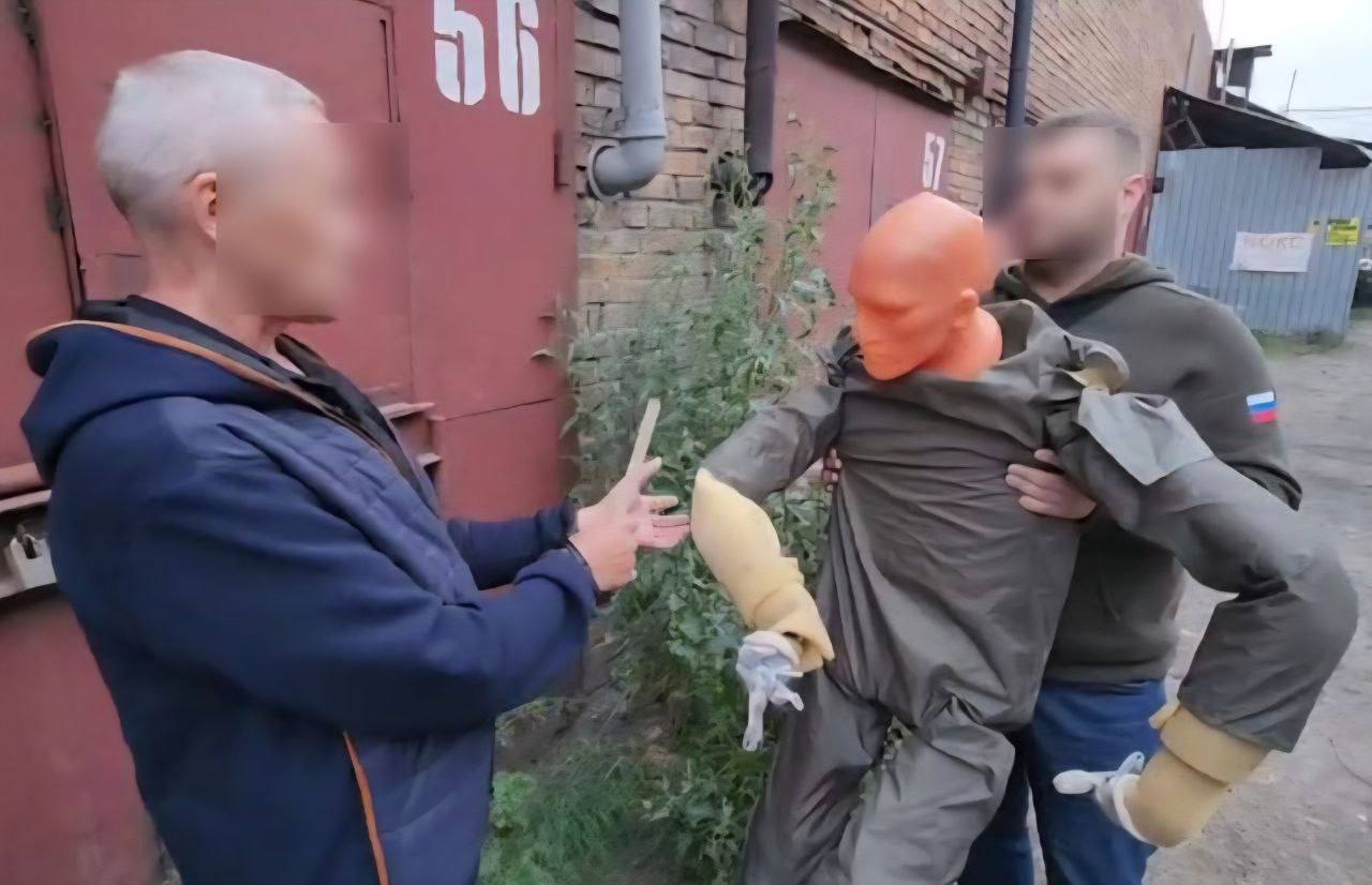 В Новосибирске под суд отправили мужчину обвиняемого в убийстве совершенном 15 лет назад События произошли в июле 2010 года в Дзержинском районе Новосибирска Тогда 41 летний обвиняемый пришел в гараж где происходил прием вторичного сырья и нанес ножевое ранение сотруднику пункта приема Потерпевший скончался на месте а злоумышленник похитив деньги скрылся с места преступления Долгое время дело оставалось нераскрытым Однако в сентябре 2025 года следственные действия по уголовному делу были возобновлены Подозреваемого задержали и он признался в содеянном НОВОСИБИРСК СЕГОДНЯ Новосибирск