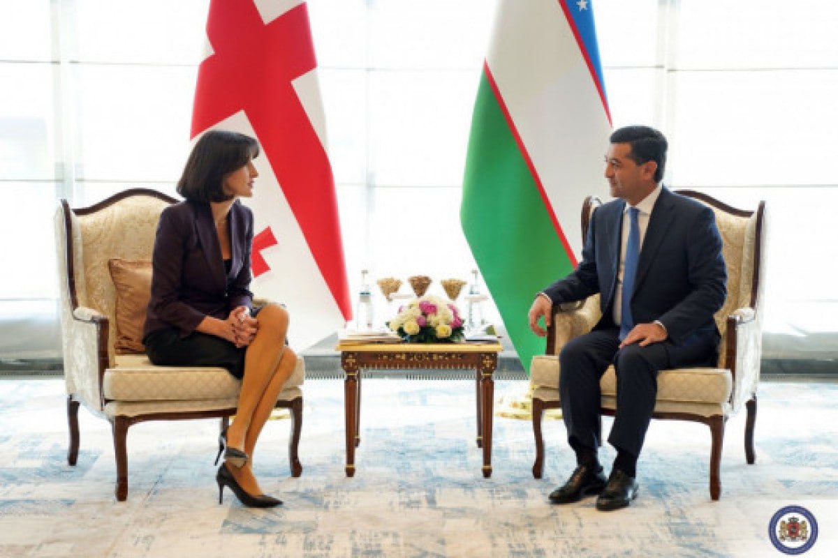 Глава МИД Грузии Мака Бочоришвили встретилась в Самарканде с министром иностранных дел Узбекистана Бахтияром Саидовым Во время встречи стороны обсудили вопросы двустороннего и многостороннего сотрудничества подчеркнув активную динамику взаимных визитов между Грузией и Узбекистаном Министры уделили особое внимание роли Грузии как важного звена соединяющего Европу и Азию и обсудили перспективы развития Центрального транспортного коридора Было отмечено увеличение товарооборота между двумя странами а также рост числа узбекских туристов посещающих Грузию В ходе беседы министры также обменялись мнениями по вопросам безопасности и актуальным региональным вызовам подчеркнув необходимость совместных усилий для укрепления стабильности и сотрудничества vesti az