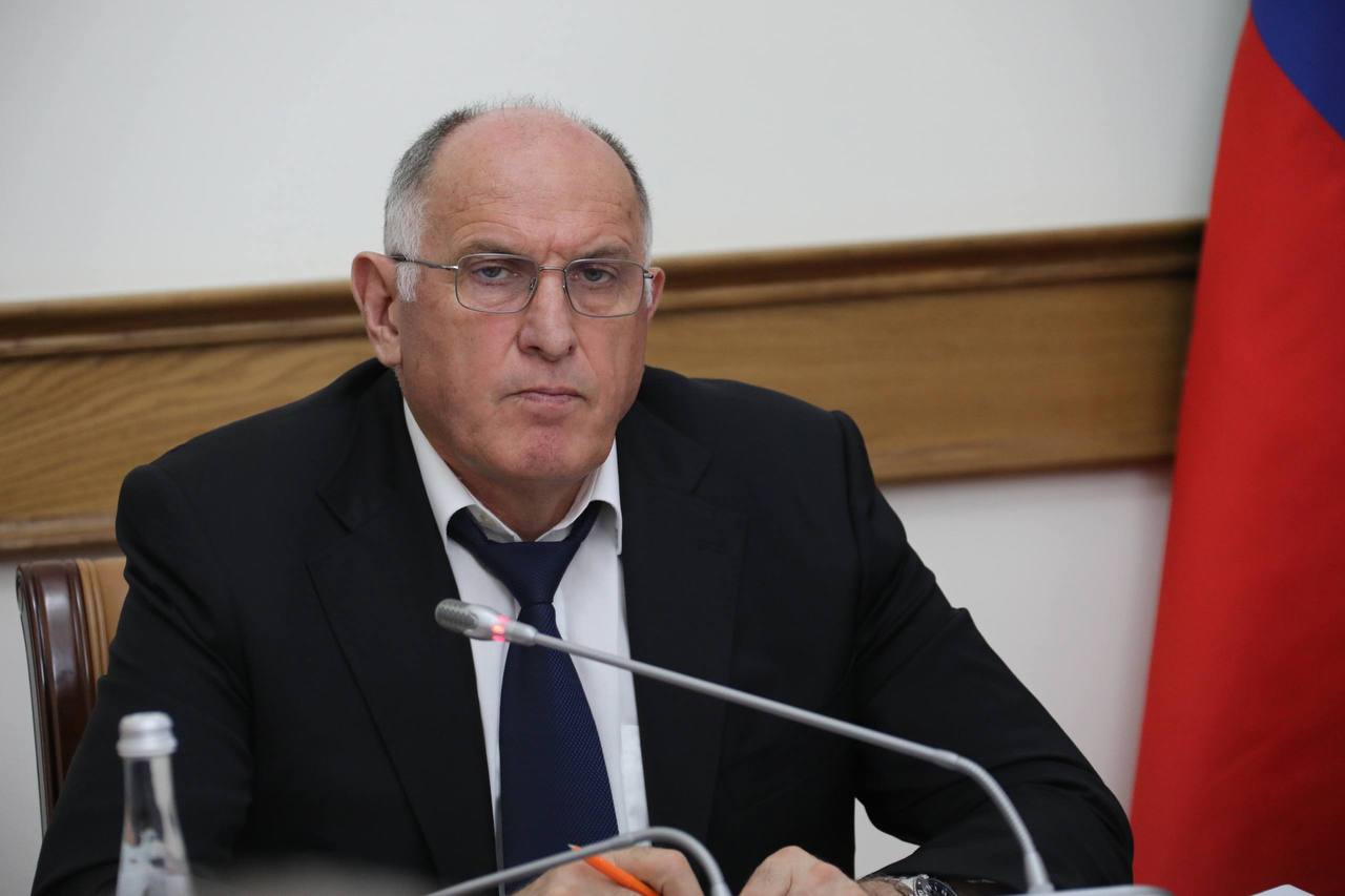 В Дагестане реализуют комплексный план развития энергосистемы до 2036 года Руководством республики в последние годы предпринимаются системные меры по стабилизации ситуации в энергосистеме региона, заявил накануне Председатель Правительства РД Абдулмуслим Абдулмуслимов. Кратно возросла нагрузка на энергосистему региона. Только с 15 по 24 июля максимальное значение потребления было превышено шесть раз. 23 июля значение достигло отметку в 1 360 МВт., что на 6,8 % выше показателя прошлого года и на 14,5 % выше максимума 2023 года. Глава РД Сергей Меликов неоднократно направлял обращения в адрес федеральных органов власти, Правительства РФ и Президента России. В январе 2025 года Глава республики обратился к Президенту Владимиру Владимировичу Путину с просьбой оказать содействие в Комплексной программы развития энергосистемы региона до 2036 года с последующим финансированием за счет средств федерального бюджета. Также было предложено выделить доп.средства ПАО «Россети» на подготовку к прохождению осенне-зимнего периода 2025-2026 годов. В течение последнего периода были проведен ряд совещаний для решения проблемных вопросов, в том числе под руководством вице-премьера РФ Александра Новака. Выделена субсидия Правительства РФ. За счет федеральных средств заменены трансформаторные подстанции на основных центрах питания. Также были проведены работы в г. Махачкале, где функционируют 156 линий электропередачи. Из 72 наиболее аварийных линий 22 были отремонтированы за счет федеральной субсидии. Однако остаются нерешёнными вопросы модернизации оставшихся 50 линий, на ремонт которых средства пока не выделялись. Это продолжает оставаться фактором, способствующим повторяющимся отключениям. «Несмотря на общее снижение количества отключений по сравнению с предыдущими периодами, необходимо продолжить работу по модернизации инфраструктуры. Это главная задача энергетиков на ближайшие годы»,- резюмировал Абдулмуслимов.