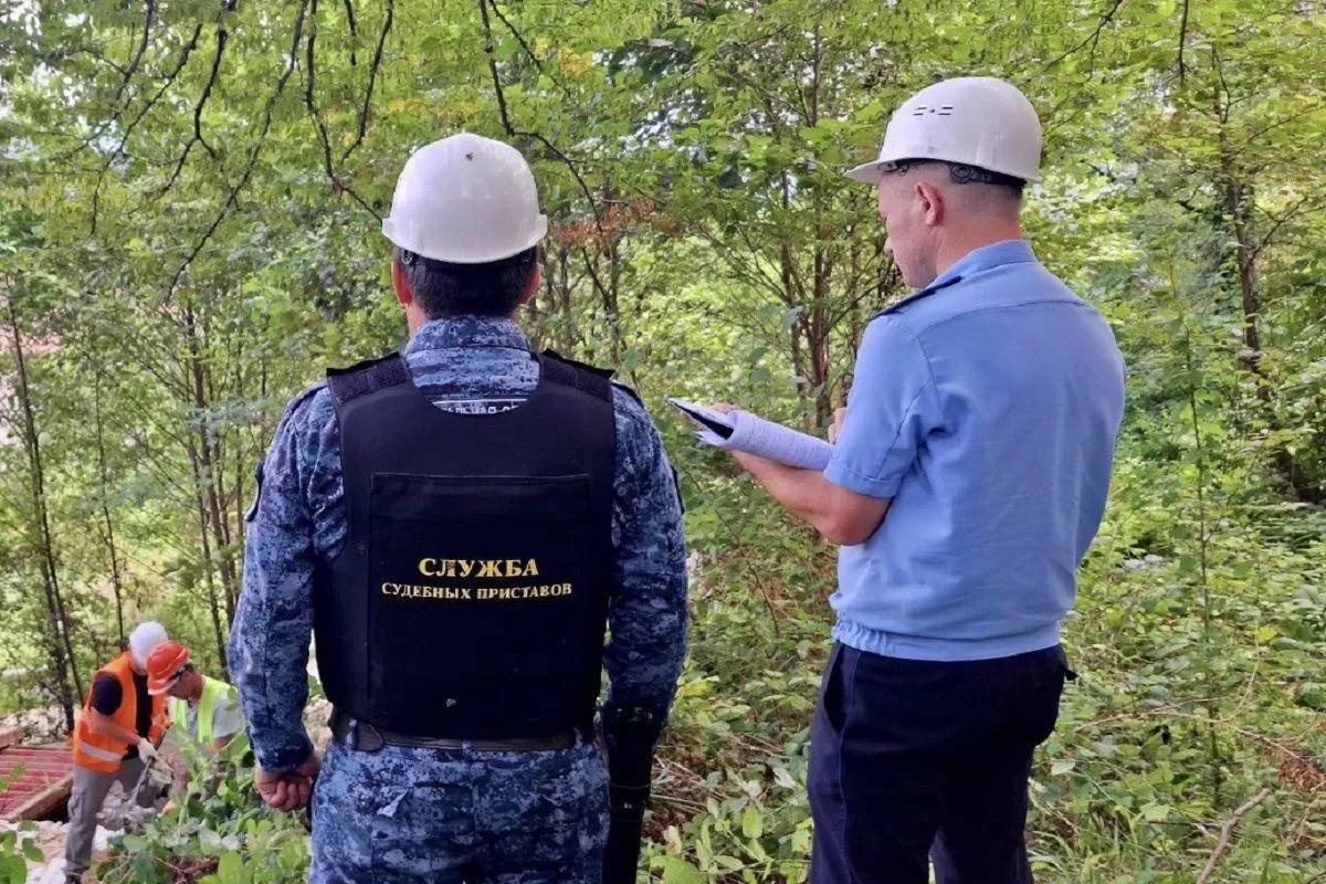 В Сочи снесли шесть одноэтажных домов самостроев Семеро жителей города курорта возвели шесть одноэтажных домов общей площадью 144 кв м на территории Хостинского района Суд принял решение снести незаконно возведенные постройки на земле принадлежащей государству kub news ru