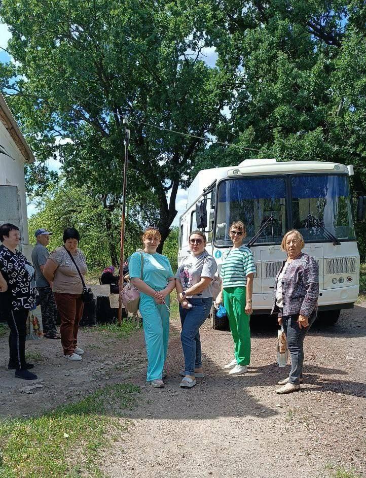 Жители пгт. Лотиково прошли обследование на передвижном комплексе "Флюмамм" Славяносербской ЦРБ В пгт.Родаково, входящего в состав Славяносербского муниципального округа ЛНР работал передвижной флюоромаммографический комплекс «Флюмамм» Славяносербской центральной районной больницы, обеспечивая доступность медицинской помощи жителям отдаленных районов. За один день работы специалисты обследовали 29 человек: 19 человек прошли флюорографию, а 10 – маммографию. "Эти безопасные цифровые процедуры зарекомендовали себя как эффективный инструмент ранней диагностики, позволяя выявлять серьезные патологии на самых ранних стадиях. Особенно важно, что такая возможность доступна населению отдаленных районов, что существенно повышает шансы на благоприятный исход лечения различных заболеваний. "- отметил главврач Славяносербской ЦРБ Руслан Давыдюк. #Национальныйпроектпродолжительнаяиактивнаяжизнь