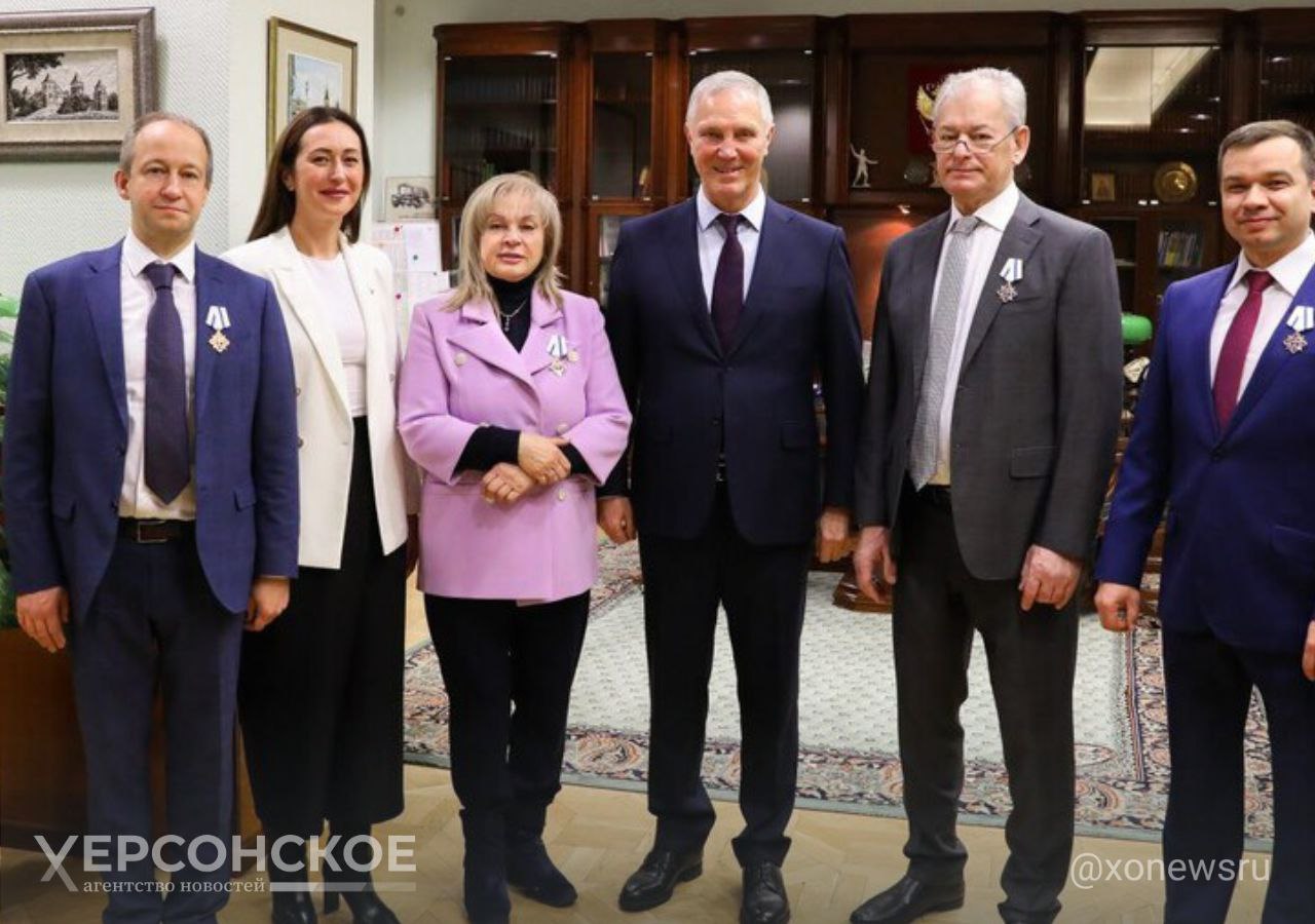 Главу ЦИК России наградили за заслуги перед Херсонской областью  Губернатор Херсонской области Владимир Сальдо вручил орден «За заслуги перед Херсонской областью» 1-й степени председателю Центральной избирательной комиссии России Элле Памфиловой. Об этом глава региона написал в телеграм-канале.  «Сегодня в Москве встретился с Председателем Центральной избирательной комиссии России Эллой Александровной Памфиловой. В рамках встречи вручил ордена „За заслуги перед Херсонской областью“ 1-й степени уважаемым коллегам: Элле Александровне, зампреду ЦИК Николаю Булаеву, члену ЦИК Евгению Шевченко и председателю избиркома Пермского края Игорю Вагину. Эти награды стали признанием их огромного вклада в формирование избирательной системы нашего региона и помощи в организации всех избирательных кампаний, включая референдум и выборы Президента РФ», — написал Сальдо.  Губернатор также обсудил с руководством ЦИК подготовку региона к выборам депутатов Государственной Думы в 2026 году.     , VK и ОК и читайте новости на нашем сайте