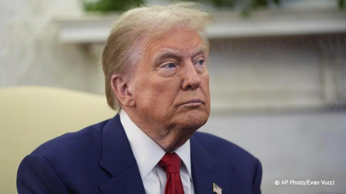 Трамп заявил, что заставит Израиль "успокоиться", сообщает Reuters.