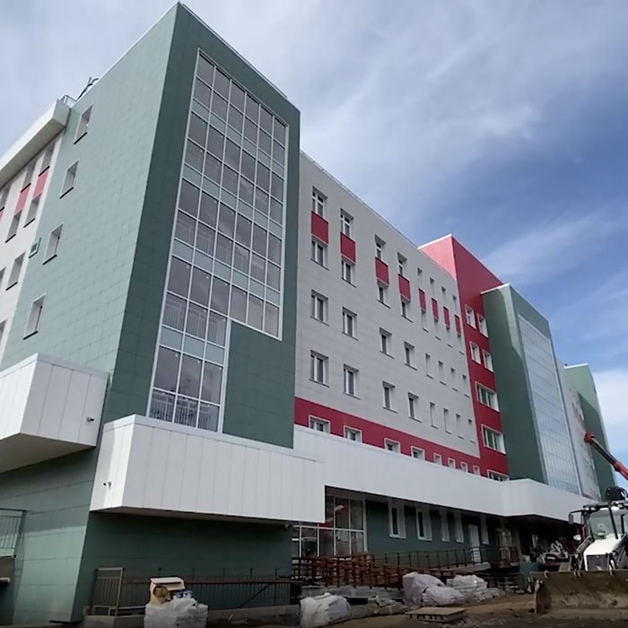 Губернатор Игорь Кобзев назвал ближайшие сроки возведения поликлиник Несмотря на сложную ситуацию с областным бюджетом правительство региона планирует уже в ближайшее время завершить строительство и сдать в эксплуатацию несколько поликлиник в Иркутске и южных территориях Прибайкалья Так в ближайшее время в областном центре завершится строительство детской поликлиники 10 на фото в настоящее время готовность объекта составляет 98 процентов Поликлиника является структурным подразделением Иркутской государственной клинической больницы 10 Сейчас детей принимают на первом этаже жилого здания в микрорайоне Синюшина гора Строительство ведется в рамках национального проекта Активная и продолжительная жизнь Следующая по срокам возведения поликлиника 15 на улице Баррикад ее планируется завершить в первом квартале 2026 года Кроме того проектируется строительство детской поликлиники 5 на 350 посещений Начинается также строительство детской поликлиники в поселке Маркова и поликлиники в селе Хомутово Иркутского муниципального округа Этой сфере раньше уделялось не столько внимания сколько необходимо и сейчас мы наверстываем упущенное сказал губернатор