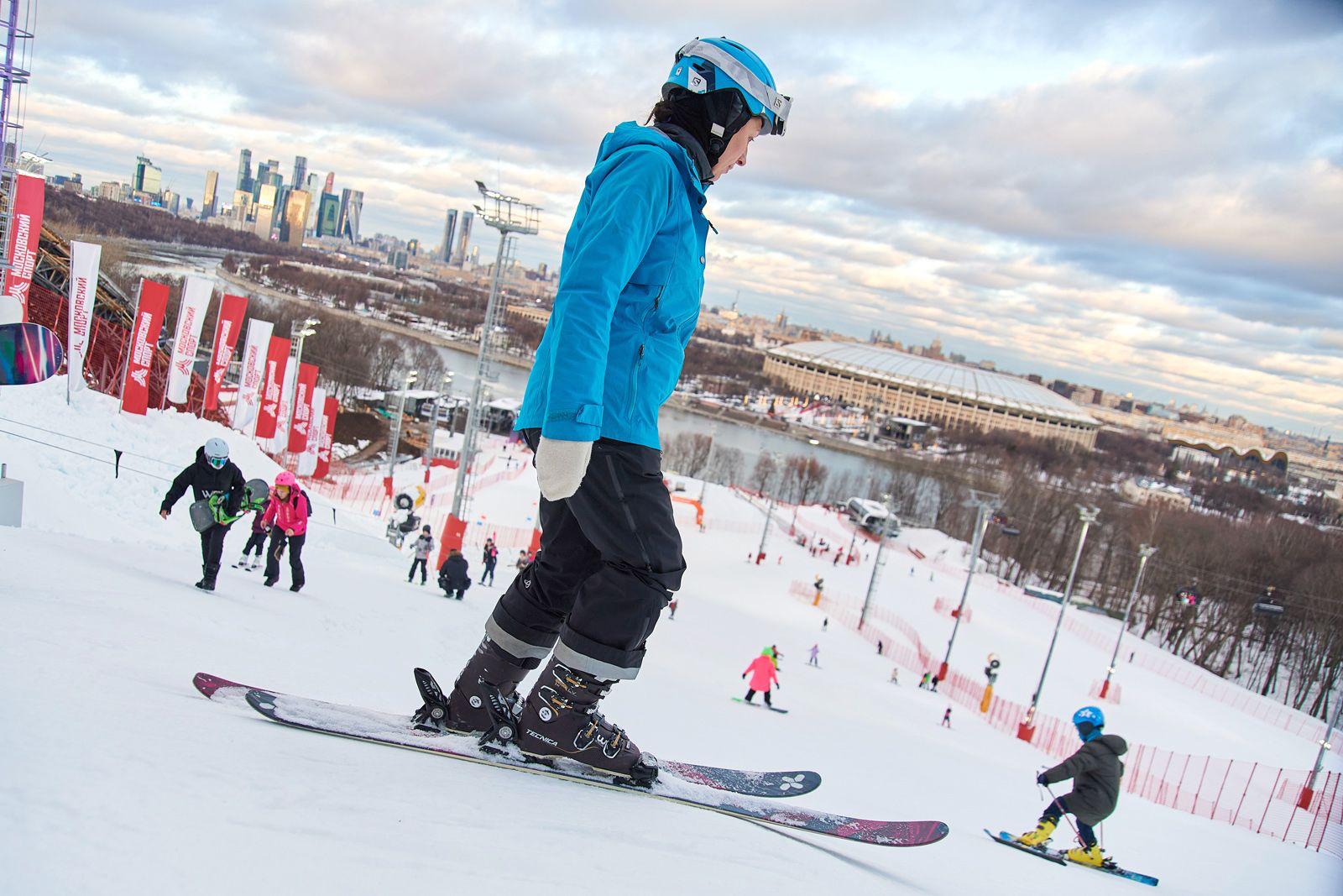 Горнолыжный сезон открылся в комплексе Воробьевы горы Здесь можно потренироваться вместе с профессиональными инструкторами или сыграть в керлинг Кроме того на площадке пройдет несколько соревнований например по сноуборду в параллельном слаломе фристайлу в дисциплине парный могул а еще спортивный карнавал и другие фестивали