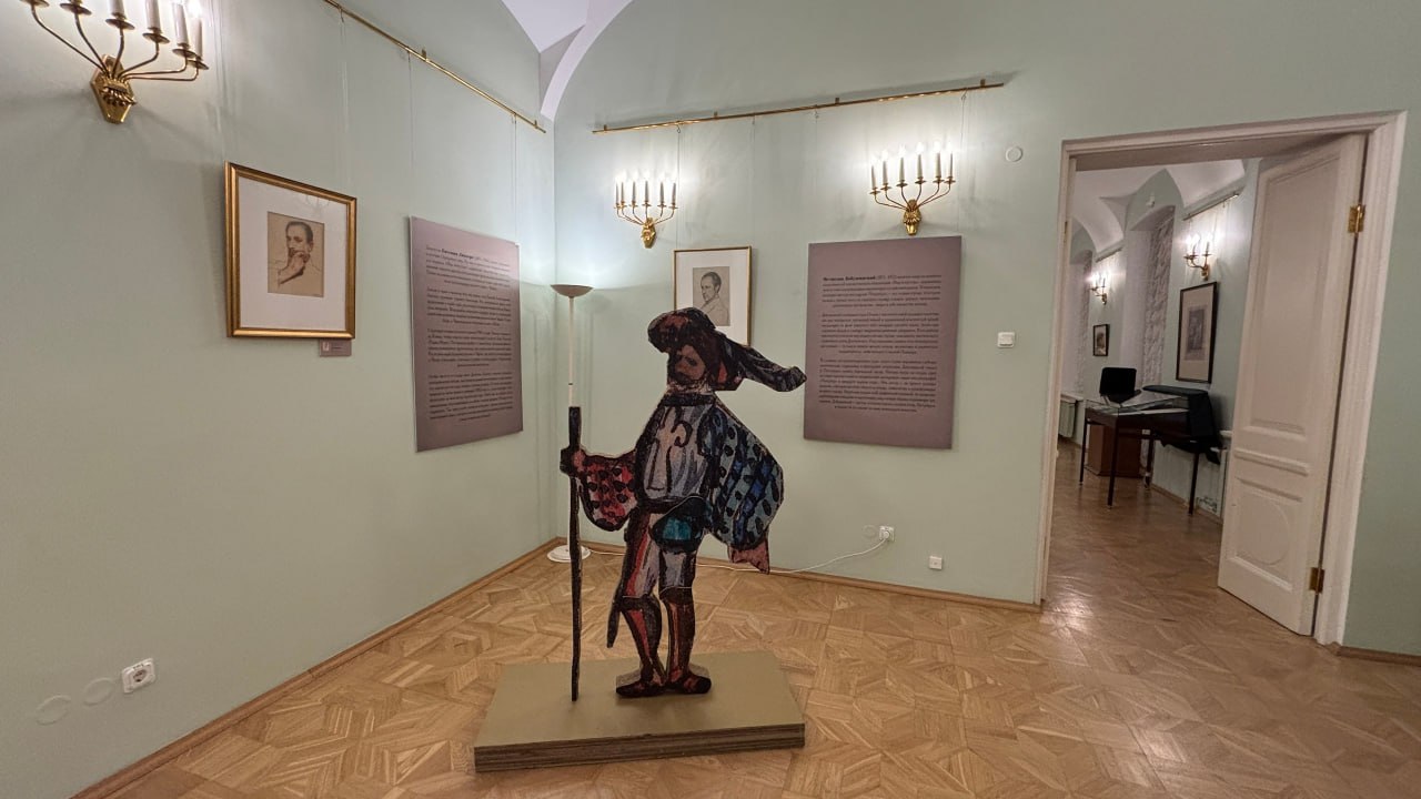 Музей семьи Бенуа планируют реорганизовать в исследовательский центр Потомки архитекторов переживают за судьбу экспозиции О предстоящем переформатировании музея семьи Бенуа входящего в состав ГМЗ Петергоф было объявлено в день открытия выставки Город и горы 9 декабря сообщила Бумаге праправнучка Леонтия Бенуа и руководительница проекта Дача Бенуа в Петергофе Евгения Петрашень По ее словам это решение объяснили непопулярностью музея Петрашень призналась что объявление о реорганизации музея стало неожиданностью для потомков семьи Бенуа Никакого предварительного обсуждения никакого разъяснения что это означает мы не услышали На мой вопрос заместителю директора что будет с экспозицией она ответила что мы приложим все усилия для её сохранения Мне кажется что это звучит скорее как ответ её не будет чем как ответ конечно она сохранится добавила Петрашень Что важно знать Музей семьи Бенуа находится в одном из Фрейлинских корпусов в Петергофе Его открыли в 1988 году Коллекция была создана из реликвий которые музею передали члены семьи Бенуа По словам Евгении Петрашень с действующим руководством ГМЗ Петергоф у семьи сохранились минимальные контакты В соцсетях она предложила всем неравнодушным посетить музей в ближайшие выходные чтобы показать его значимость Бумага направила запрос руководству ГМЗ Петергоф Оперативный комментарий в пресс службе музея заподвеника давать не стали Фото Евгения Петрашень Подписывайтесь на Бумагу и предлагайте новости