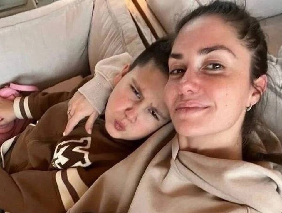 Новости из мира звезд. Суд оставил 12-летнего сына Агаты Муцениеце и Павла Прилучного с мамой, пишут наши коллеги из  .  Мы рассказывали о затяжном конфликте звездной пары — с 2023 года они не могли поделить сына Тимофея. Какое-то время он жил с матерью, затем — с отцом. Наконец суд поставил точку.   После развода с Муцениеце новосибирский актер женился во второй раз. В 2022 году его избранницей стала молодая актриса Зепюр Брутян, весной 2023-го она родила ему еще одного сына.    Участвовать в розыгрыше