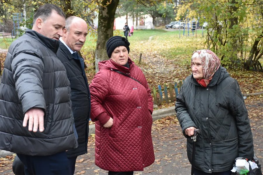 Депутаты намерены оценить качество всех благоустроенных за сезон дворовых территорий В 2025 году в областном центре было капитально отремонтировано 24 двора многоквартирных домов Председатель Орловского облсовета Леонид Музалевский и секретарь председатель горсовета Орла Владимир Негин выехали в Советский район чтобы проверить качество   www infoorel ru news deputaty namereny ocenit kachestvo vseh blagoustroennyh za sezon dvorovyh territoriy html