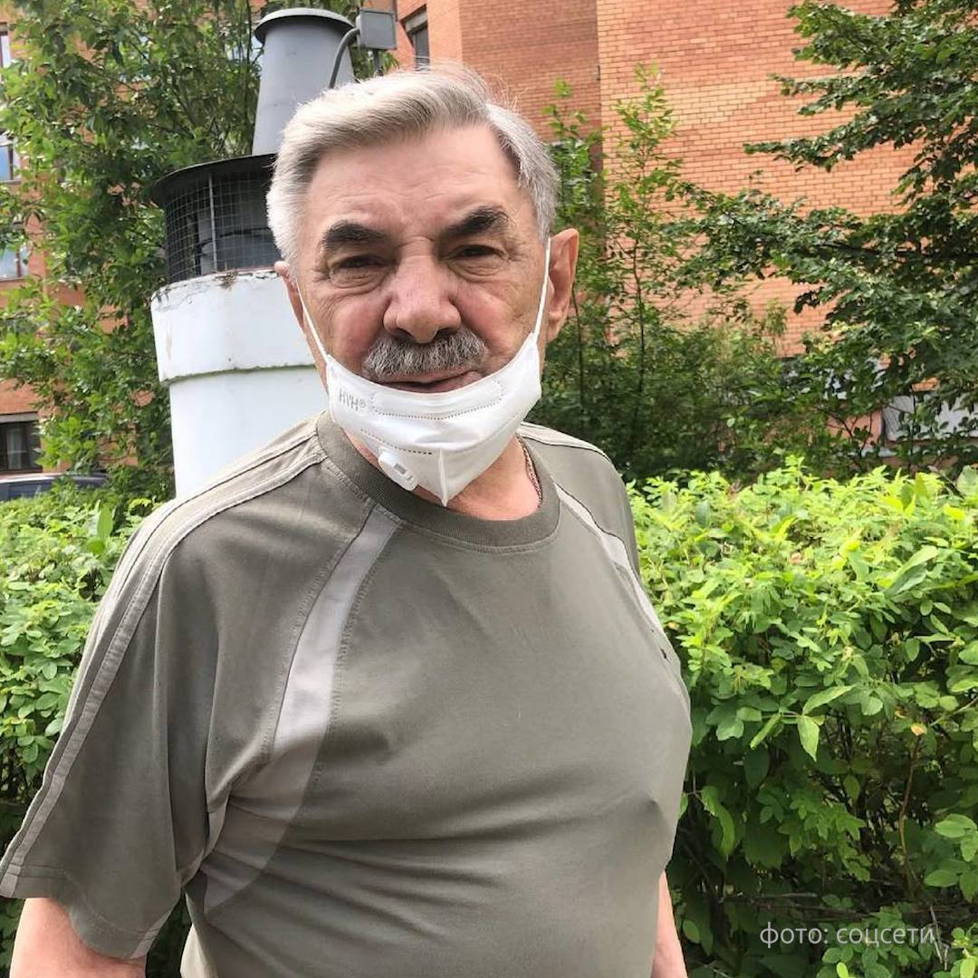 Александру Панкратову Чёрному поставили жёсткий запрет на курение Этим летом врачи на фоне хронического бронхита у артиста нашли более серьёзные проблемы с лёгкими Курит он с 14 лет В разговоре с Mash жена артиста уточнила что он пока не бросил полностью сократил привычку примерно в два раза Для 76 летнего актёра это не первый удар по здоровью Год назад он сломал рёбра так ещё и столкнулся с поражением мелких сосудов мозга скоплением жидкости и признаками атрофии Тогда же Панкратов Чёрный стал хуже слышать и теперь пользуется слуховыми аппаратами в обоих ушах Также в феврале 2024 года врачи обнаружили образование в печени Подписывайся на Mash