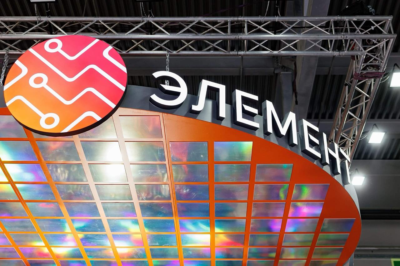 Сбер покупает долю в производителе микроэлектроники Элемент Актив оценен в сумму около 24 млрд руб при стоимости всей группы более 50 млрд руб Производственные мощности Элемента перейдут под управление дочерней структуры Сбера которая станет платформой для дальнейшей консолидации отрасли микроэлектроники Сделка по продаже доли АФК Система в крупнейшем производителе электроники в России ГК Элемент Сберу была закрыта перед Новым годом с оговорками которые должны быть устранены до конца января Сберу переходят практически все активы входящие в группу компаний за исключением Корпорации роботов После завершения сделки все производственные активы Элемента будут переведены под управление одной из дочерних компаний Сбера на базе которой в дальнейшем планируется консолидировать и другие компании отрасли В числе наиболее вероятных приобретений источники называют НМ Тех и еще несколько разработчиков и производителей микроэлектроники Источник сообщает что с учетом сроков и задач государства по созданию нового гиганта в микроэлектронике о новых приобретениях может быть объявлено уже в ближайшие несколько месяцев Перевод предприятий Элемента под управление Сбера по данным источников также планируется завершить в течение следующих двух трех месяцев ПАО Элемент будет расформировано а функции управляющей компании перейдут к структуре Сбера Госкопорации по микроэлектронике БЫТЬ