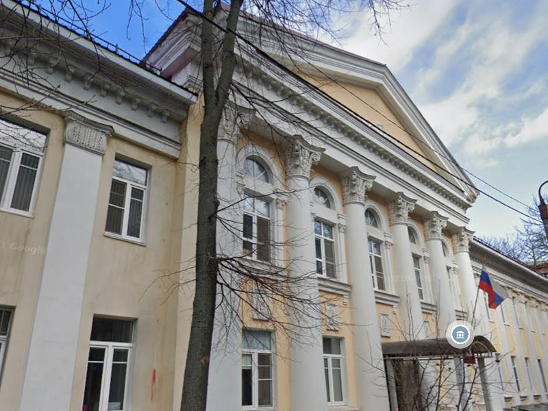 Арестованный уроженец Азербайджана сбежал из здания Центрального райсуда Воронежа 31 октября из здания Центрального районного суда Воронежа сбежал 43 летний арестованный уроженец Азербайджана Об этом сообщает издание Площадь Мужчина подозревается по ст 167 УК РФ то есть в Умышленном повреждении или уничтожении чужого имущества Уголовное дело возбудило Главное управление МВД России по Воронежской области Изначально подозреваемый находился под подпиской о невыезде Однако сегодня в Центральном районном суде уроженцу Азербайджана избрали меру пресечения в виде заключения под стражу Затем все пошло по другому сценарию После оглашения судебного решения подозреваемый самовольно покинул здание суда и скрылся в неизвестном направлении Сейчас полиция организовала комплекс оперативно розыскных мероприятий направленных на установление местонахождения беглеца и его задержание Блокнот Воронеж в МAХ Подпишись