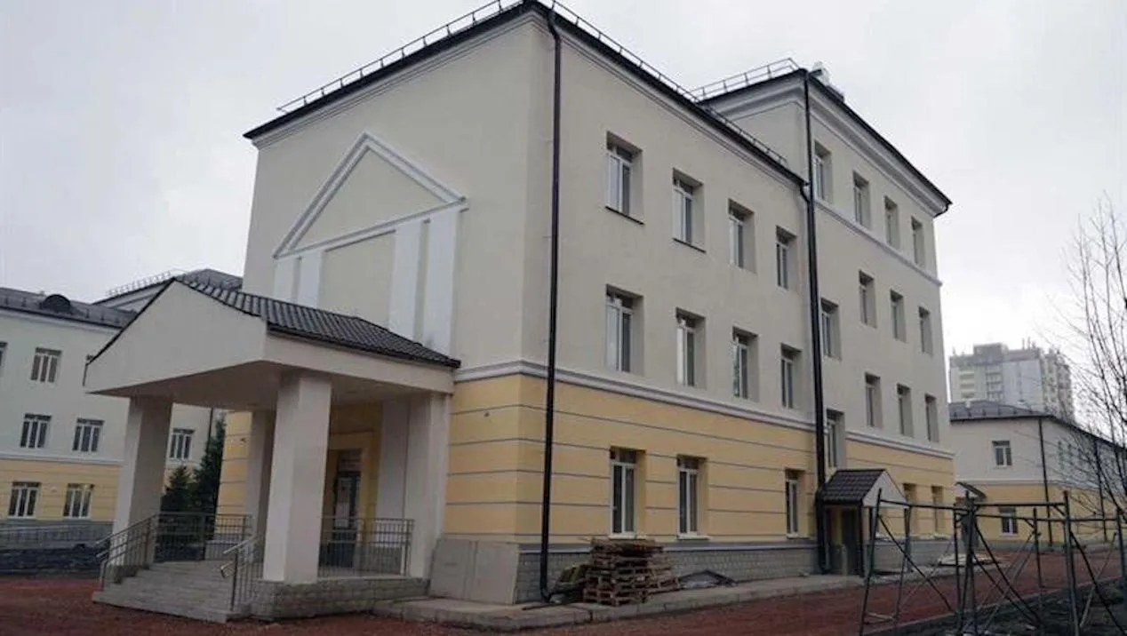 В Красноярске две частные квартиры оказались прямо внутри школы 21 При этом жильцов незаконно оставили без коммуникаций после капитального ремонта здания В 2022 году рабочие демонтировали сети не учтя наличие жилых помещений и теперь людям не могут вернуть свет тепло и воду Краевой суд обязал мэрию восстановить снабжение еще в октябре 2024 года однако для этого требуется разработать новый проект стоимостью 1 миллион 90 тысяч рублей Подробнее на Бабре красноярск kras 24