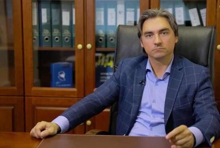 Охрана от Росгвардии психологическая поддержка для детей и учителей и запрет соцсетей для подростков депутат Госдумы Свинцов о способах предотвращения колумбайнов в школах В разговоре с Осторожно Media зампред комитета ГД по информполитике Андрей Свинцов выразил мнение как в будущем можно избежать трагедий подобных той что произошла сегодня в Одинцово Так по словам политика к охране всех образовательных учреждений в дополнение к видеонаблюдению и металлодетекторам в будущем должна быть привлечена Росгвардия Много раз говорили о том что необходимо передать охрану школ Росгвардии Чтобы все школы охранялись сотрудниками Росгвардии системно была выстроена работа по безопасности это видеонаблюдение это рамки металлоискателей Кроме этого необходимо обеспечить для педагогов и учеников программу психологической поддержки считает депутат Она поможет избежать влияния технологий НЛП которые могут толкать школьников на совершение преступлений Второе что важно и может быть даже более важно это психологическая поддержка школьников и учителей Сейчас из за засилия социальных сетей растет агрессия в целом в обществе потому что в социальных сетях используются различные механики Иногда они граничат с технологиями НЛП и другими деструктивными вещами которые фактически зомбируют не только детей но и взрослых Вы видите какое количество мошеннических действий То есть люди фактически перестают здраво оценивать ситуацию А в отношении детей конечно идет огромное давление Третье предложение Свинцова ограничить соцсети для подростков до 14 лет в принципе а тем кто старше выделить минимальное время для общения со сверстниками В приоритете у детей должны быть секции которые позволят снизить психологическую нагрузку считает эксперт Поэтому моё предложение это ограничение использования социальных сетей подростками до 14 лет вообще Не должны пользоваться социальными сетями С 14 до 16 один час в день С 16 до 18 не более двух часов в день чтобы просто утром и вечером с кем то быстро переговорить а все остальное время заниматься либо учебой либо какими то полезными занятиями спорт шахматы танцы ну все что будет развлекать ребенка и разгружать его психическое состояние Потому что и так школьная нагрузка очень большая и продолжает расти И плюс постоянное внимание различным роликам в социальных сетях которые иногда просто деструктивны