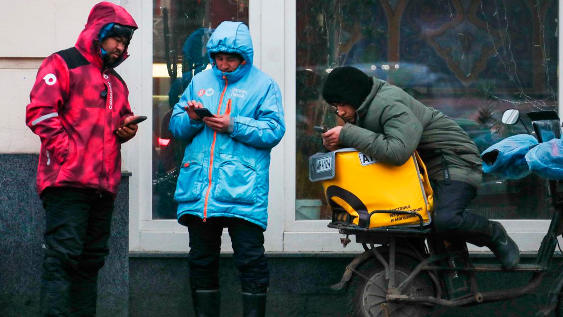 В России готовят жёсткие правила для курьеров Власти планируют ввести персональные рейтинги единые требования к транспорту и форме а также создать федеральный реестр курьеров Работников обяжут проходить медосмотры делать фото перед сменой и находиться под онлайн контролем маршрутов За нарушения ПДД и правил доставки предусмотрят персональную ответственность и блокировки Новые требования могут вступить в силу с 1 сентября 2027 года