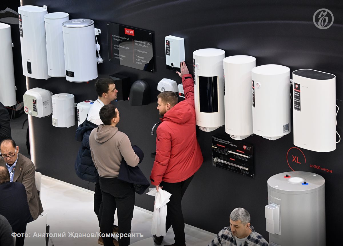 Итальянская группа Ariston получила 37 млн евро выручки от завода под Петербургом Завод во Всеволожске после возвращения под контроль итальянского производителя бытовой техники Ariston принес почти 37 млн евро выручки головной компании Об этом сообщается в отчете европейского холдинга за 9 месяцев текущего года Чистая выручка от колебаний периметра составила 41 7 млн евро из которых 36 9 млн евро от российской дочерней компании после реконсолидации в конце марта говорится в документе Производственные мощности ООО Аристон Термо Русь работают под Петербургом с 2005 года На предприятии делают отопительное оборудование и водонагреватели До начала СВО там работали 300 человек которые выпускали свыше 600 тыс приборов в год После начала российско украинского конфликта Ariston ушел с российского рынка заводом управляло АО Газпром бытовые системы В марте этого года итальянская группа первой среди западных крупных компаний приняла решение вернуться kommersant sz