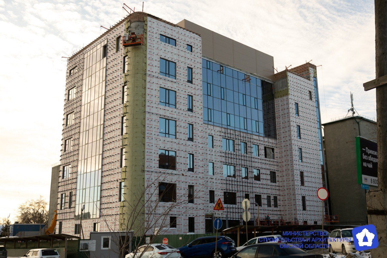 Строительство хирургического корпуса на Булатова выходит на финальную стадию В Омске на улице Булатова продолжается возведение нового медико хирургического центра На стройплощадке начался этап отделочных работ В Минстрое Омской области сообщили что на объекте уже завершили устройство кровли утеплили фасады и в настоящее время монтируют витражи и дверные проёмы приступили к внутренней отделке помещений Подрядчик намерен ввести объект в эксплуатацию в этом году Строительство медико хирургического центра находится на контроле губернатора Виталия Хоценко Медпомощь на современном уровне в новом операционном корпусе смогут получать жители всех районов Омской области при этом особое внимание будет уделено участникам СВО