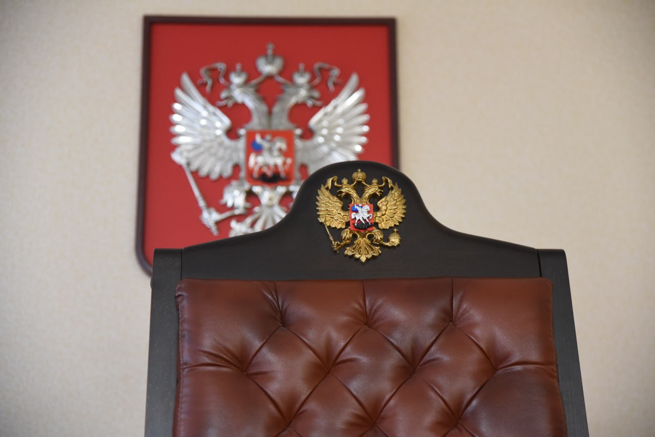 Глава посёлка выписала себе премию — суд обязал вернуть деньги  В посёлке Горшечное Курской области и.о. главы администрации выписала себе премию в размере 15 тысяч рублей ко Дню местного самоуправления. Однако сделала она это самостоятельно, без оценки своей работы и без согласия представительного органа — Собрания депутатов.  Именно поэтому прокурор района подал иск в Горшеченский районный суд с требованием признать распоряжение незаконным и вернуть деньги в местный бюджет. Суд рассмотрел дело и полностью удовлетворил требования прокуратуры. Распоряжение о выплате премии отменено, а 15 тысяч рублей подлежат возврату.  Сама чиновница на заседание не явилась.