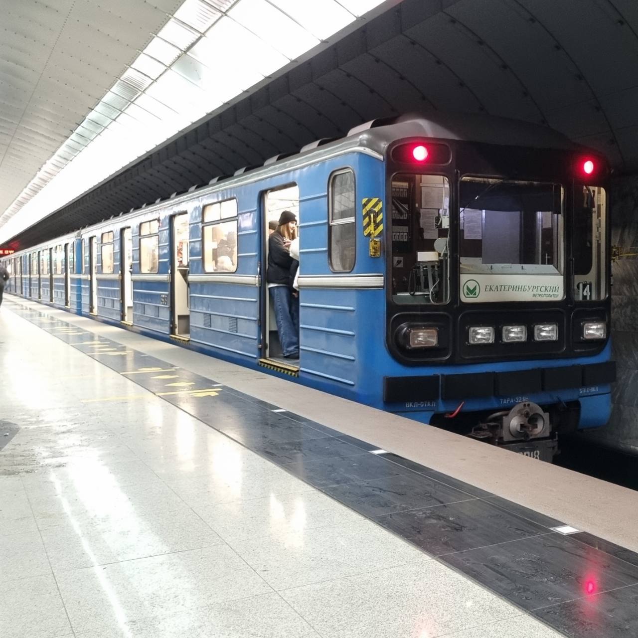 В Екатеринбурге в метро пассажиров обяжут включать телефоны и другую технику Теперь при досмотре на входе сотрудники будут просить пассажиров продемонстрировать что их телефоны ноутбуки фото видео и аудиотехника находятся в рабочем состоянии Это связано с усилением мер безопасности Такие девайсы часто используются террористами в качестве взрывного устройства или чехла для запрещенных к перевозке веществ Чтобы ускорить процедуру досмотра сотрудники метрополитена советуют заранее доставать устройства из карманов и сумок а также следить за зарядом батареи Они отмечают данные внутри телефона НЕ проверяются нужно просто показать что устройство рабочее пишет Екатеринбург Главное Новости Екб тут SvetEKB